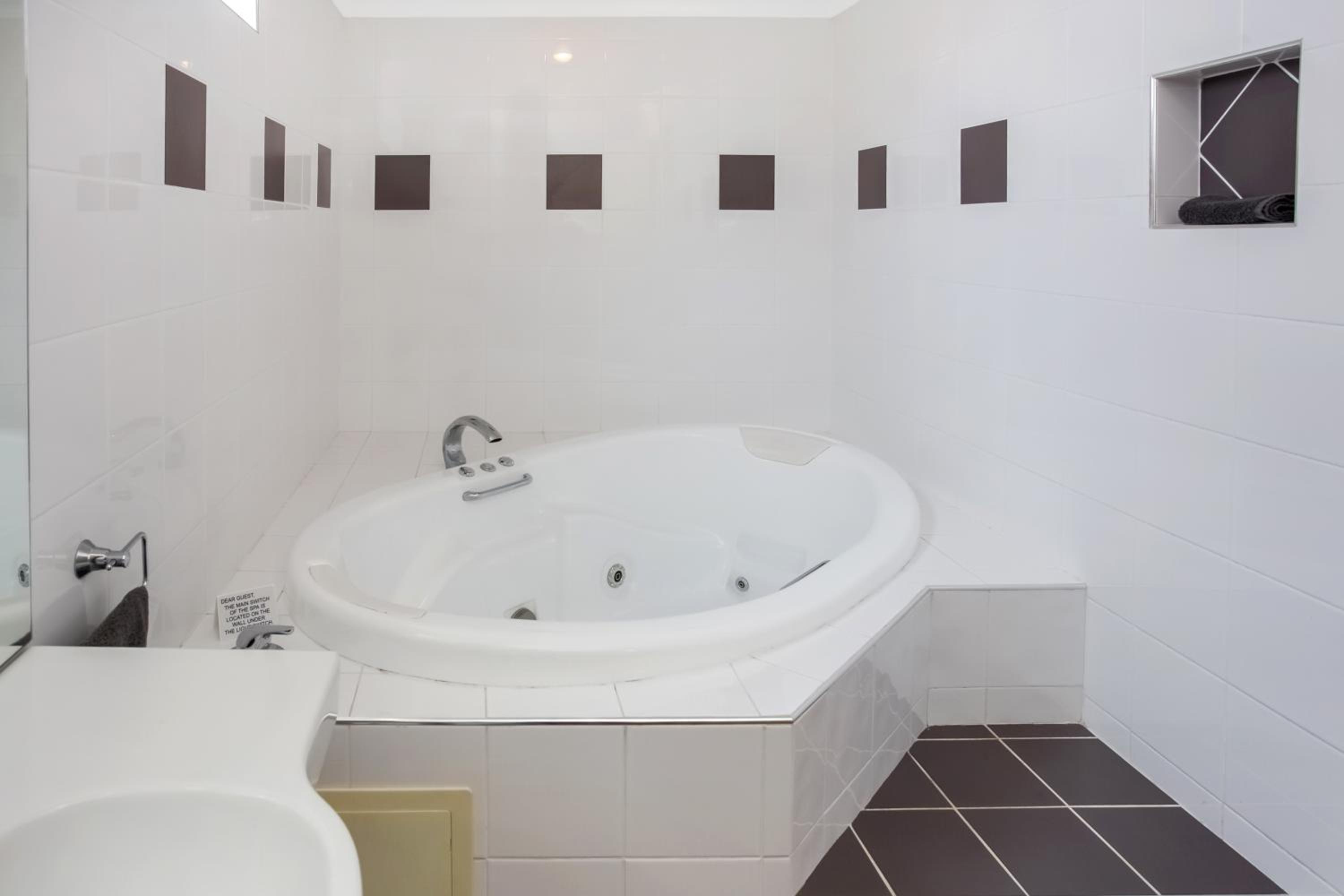 Executive Queen Spa Suite with Whirlpool - Non-smoking - Photo 2