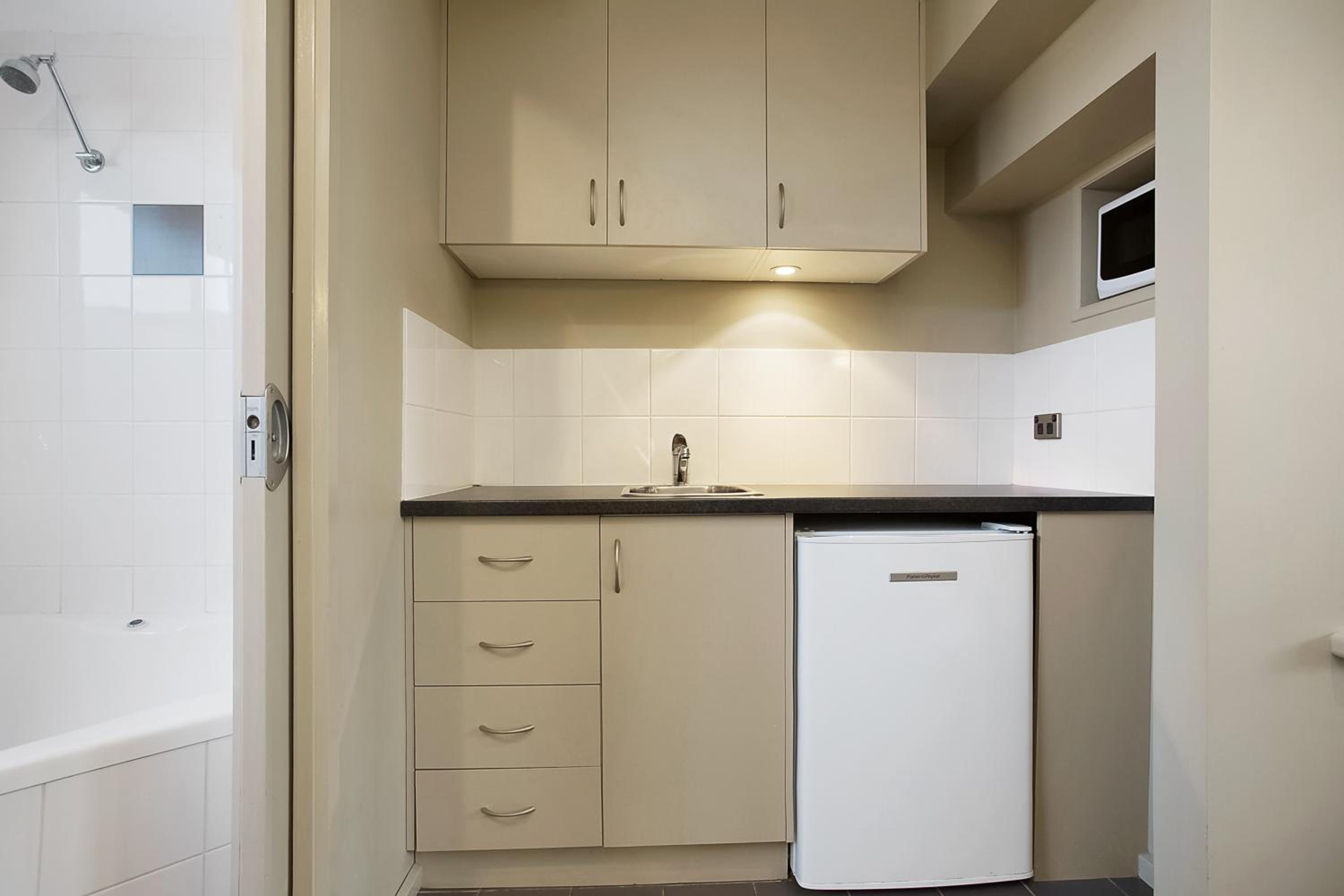 3 Bedroom Suite with 2 Queen Beds - 2 Single Beds/Non Smoking - Photo 3