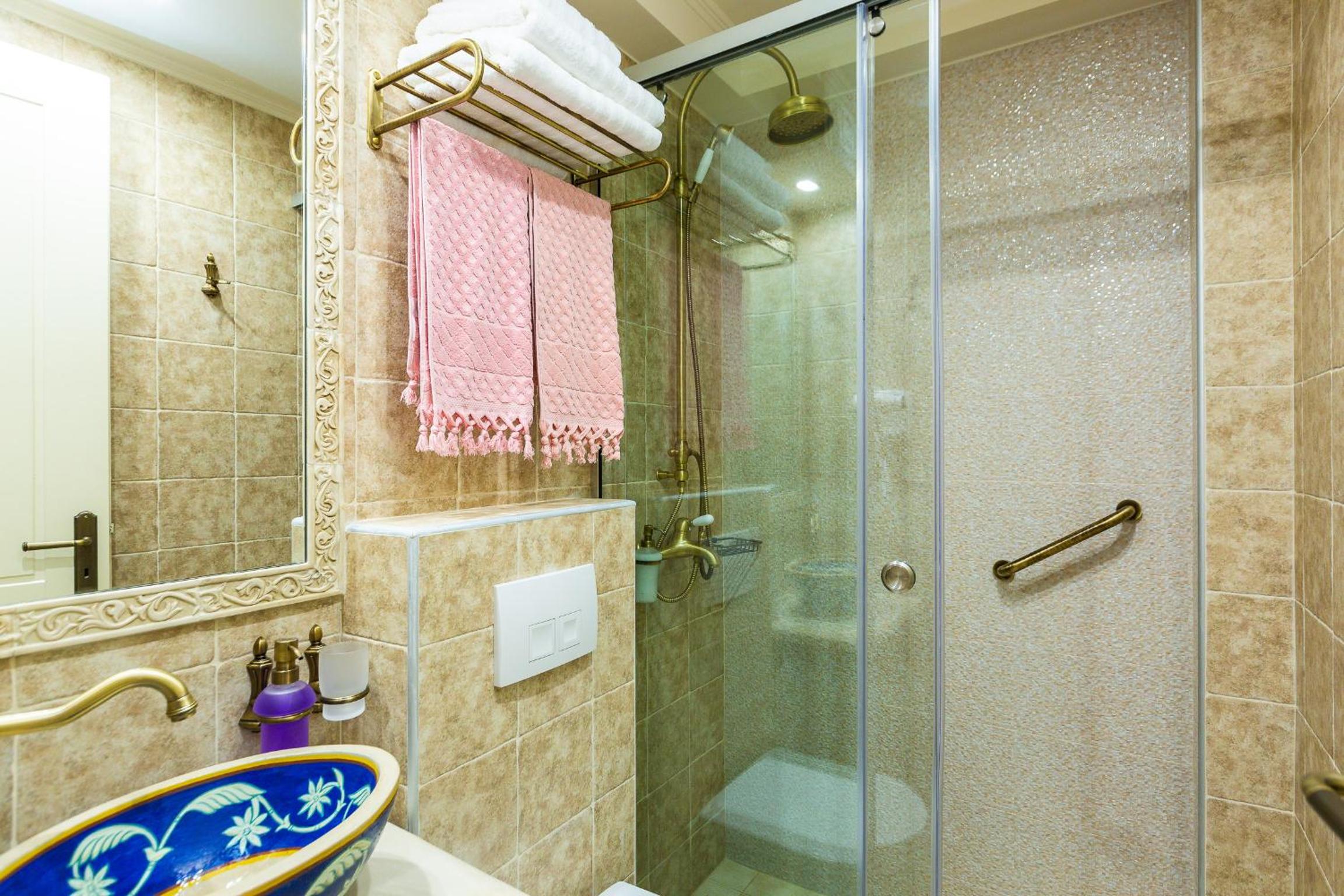 Suite with Balcony and Pool View - Photo 12