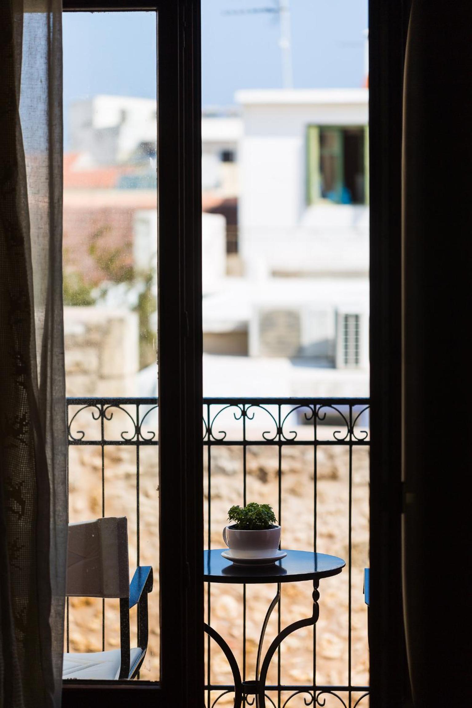 Suite with Balcony and Pool View - Photo 4
