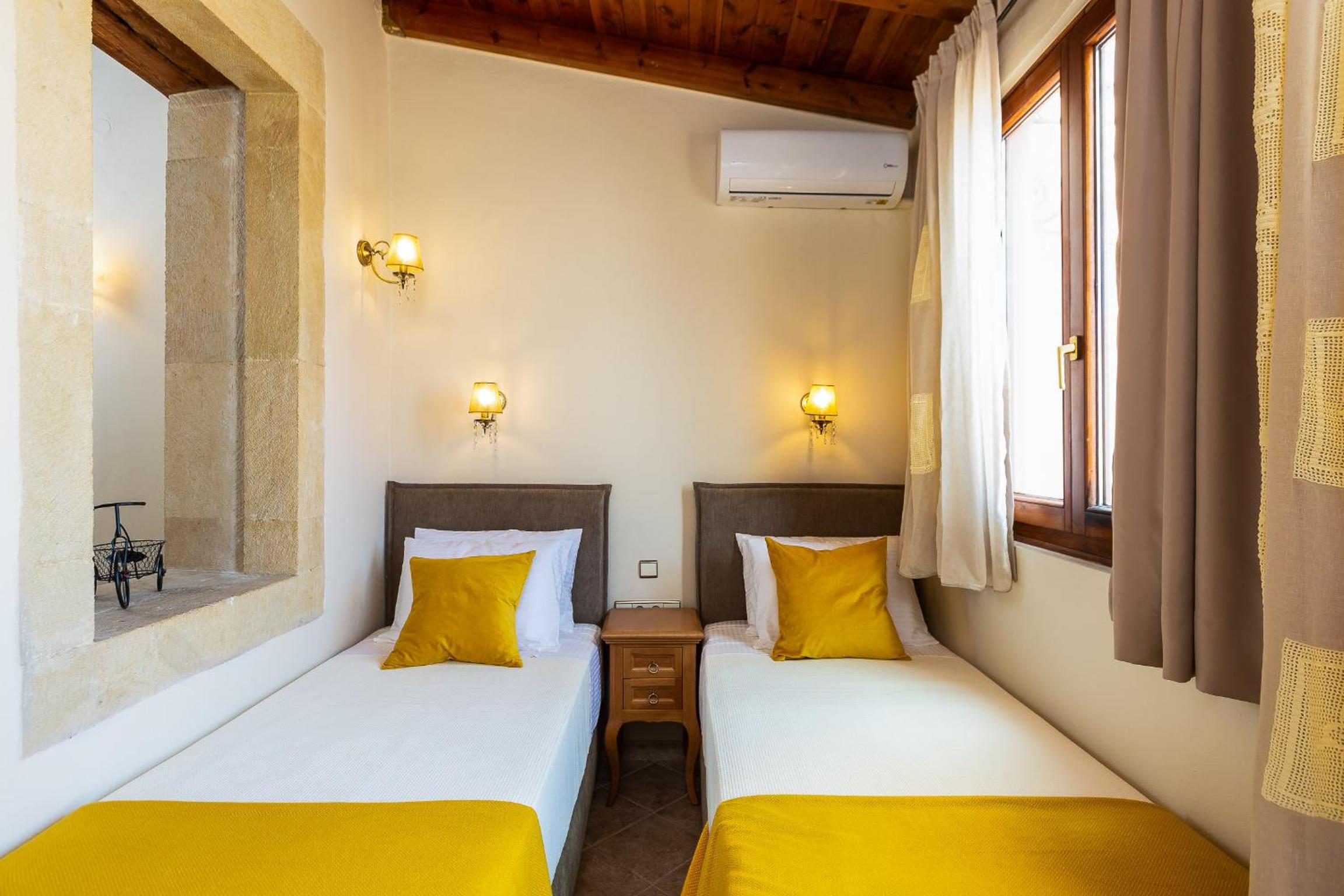 Suite with Balcony and Pool View - Photo 11