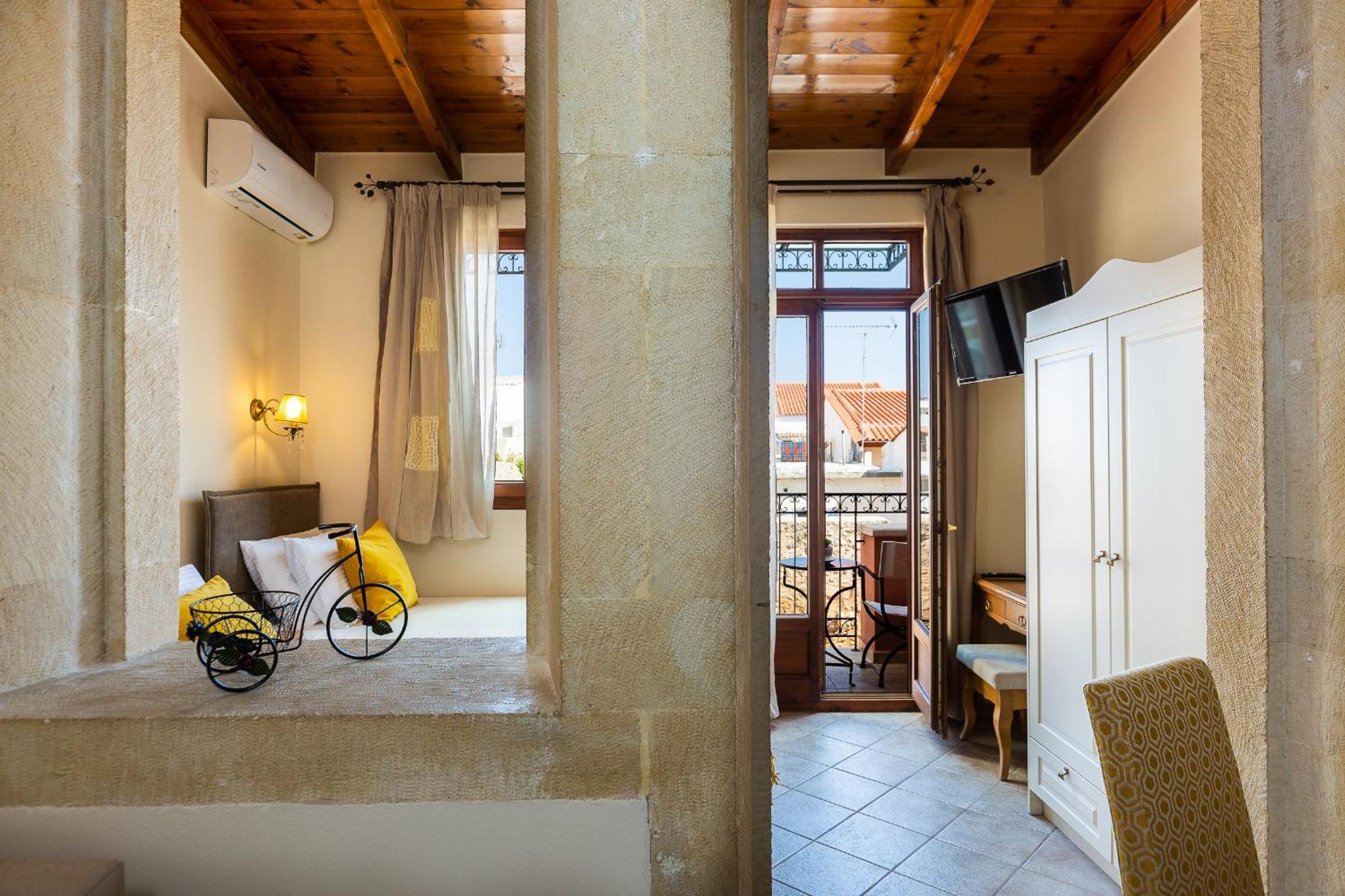 Suite with Balcony and Pool View - Photo 7