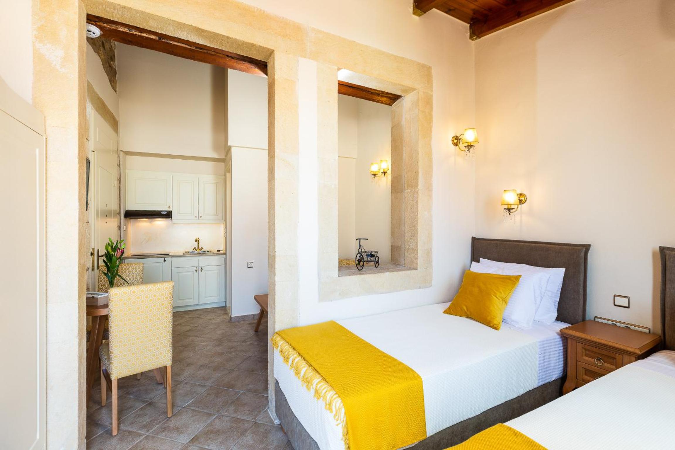 Suite with Balcony and Pool View - Photo 8