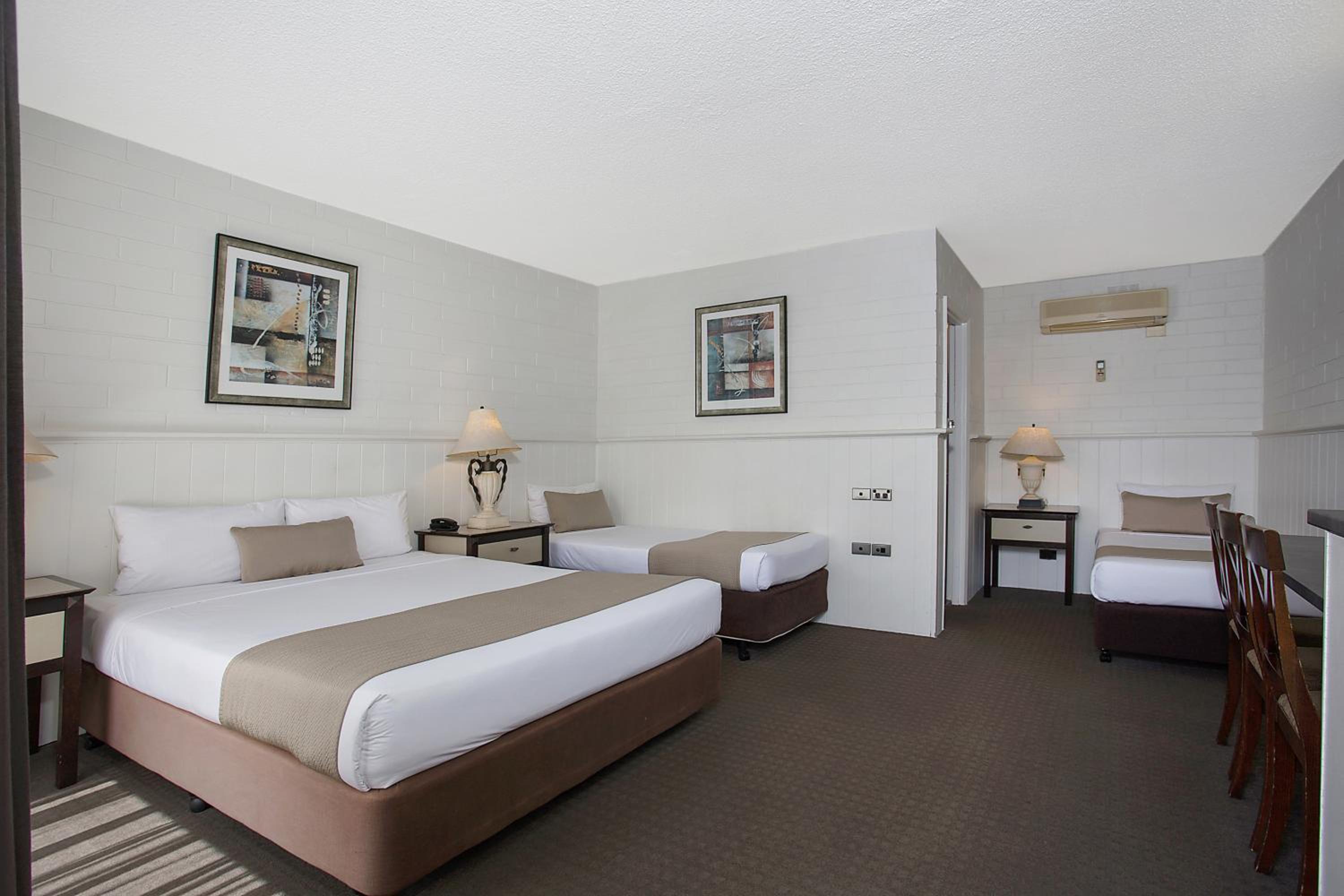 Quadruple Room - Non Smoking - Photo 3