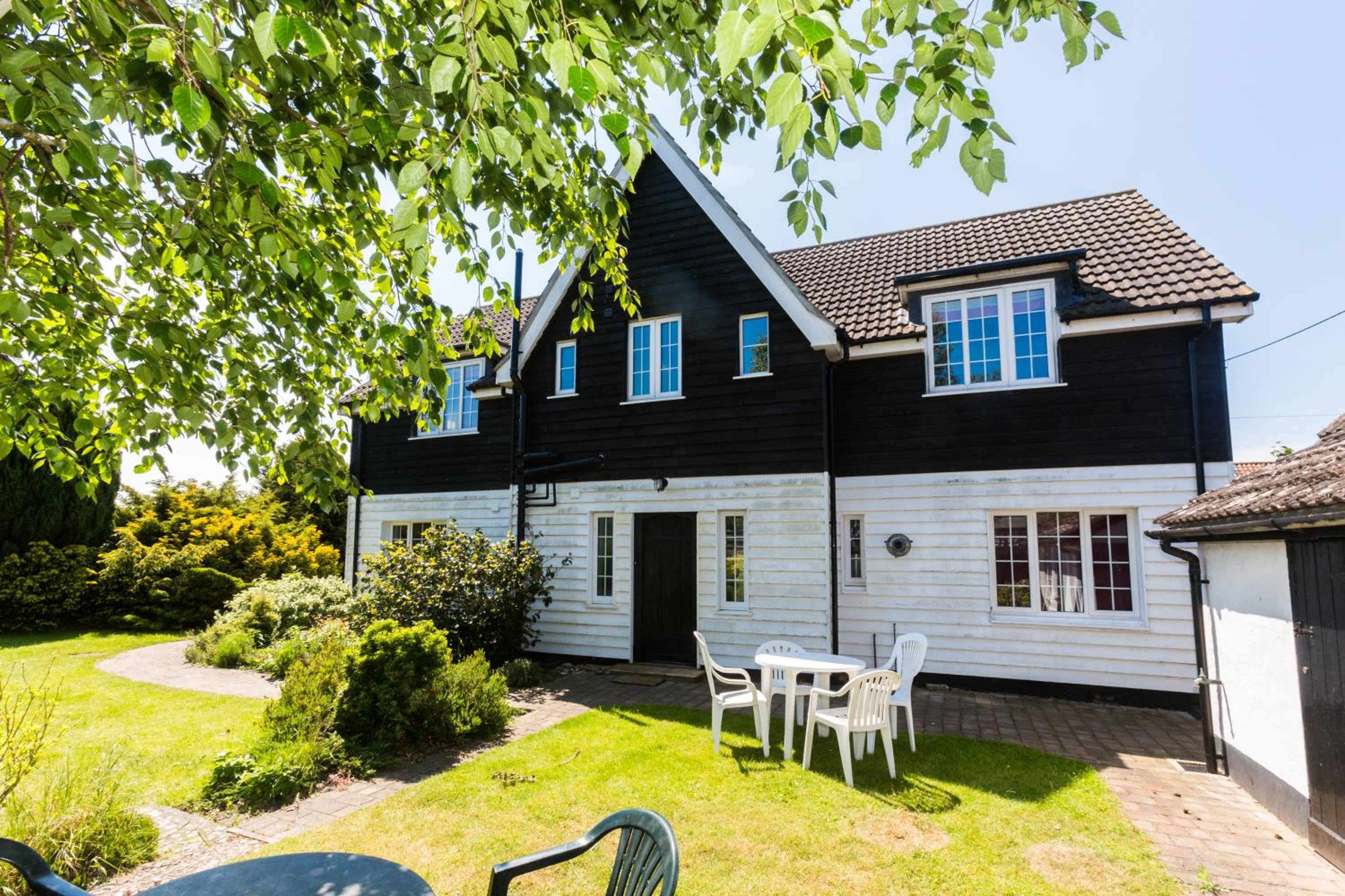 Five-Bedroom House photo 2