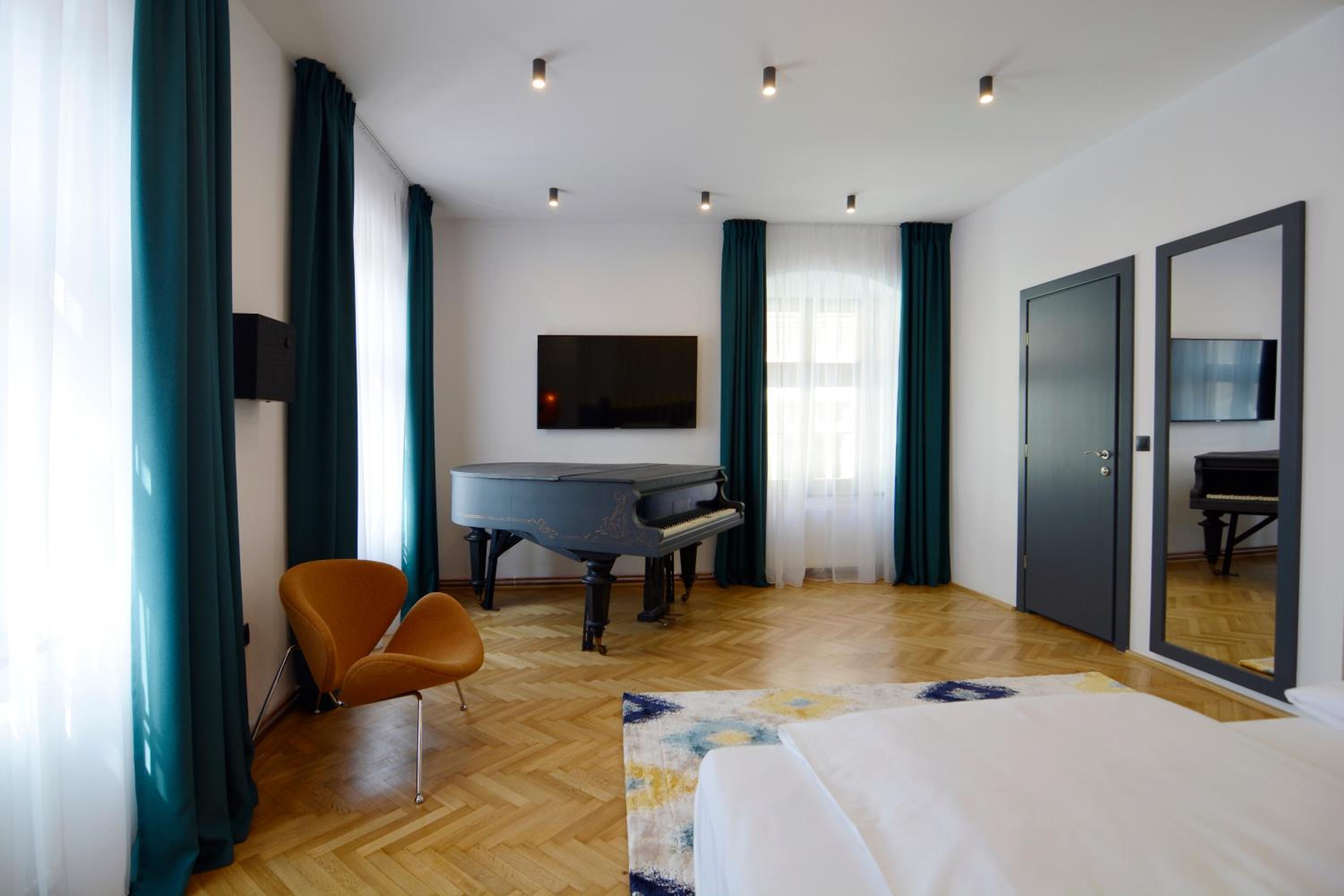 Deluxe Room - Photo 9