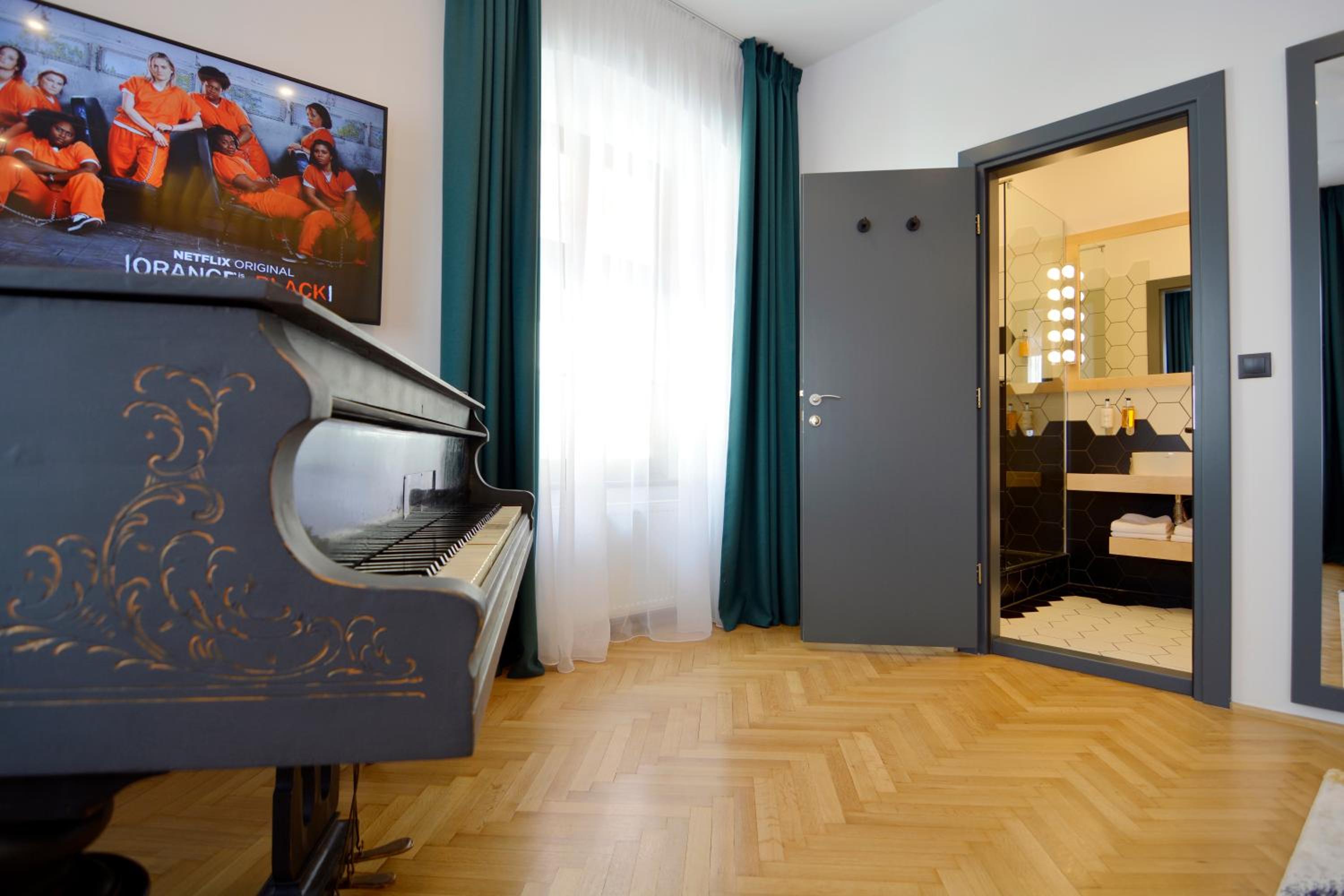 Deluxe Room - Photo 8