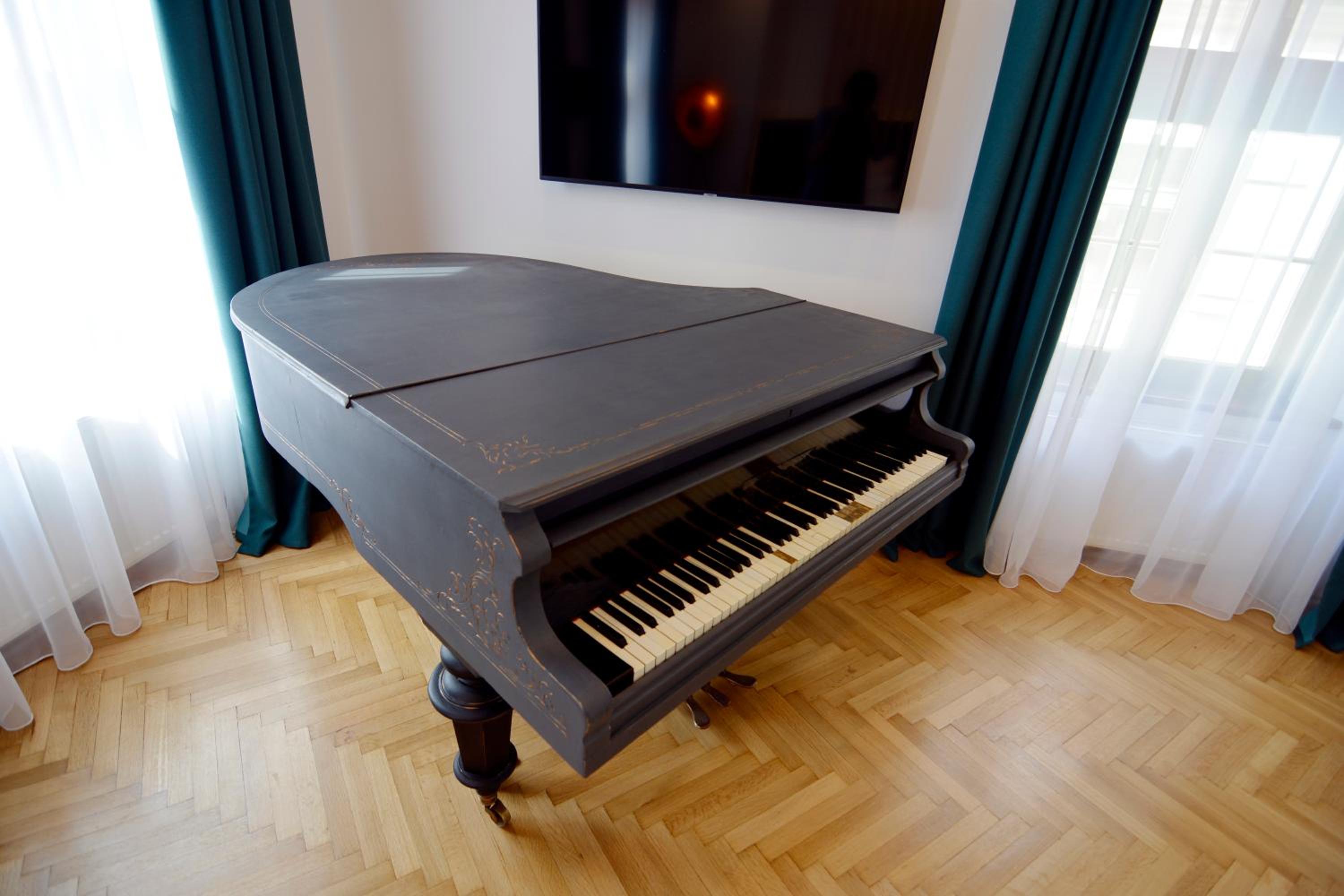 Deluxe Room - Photo 12