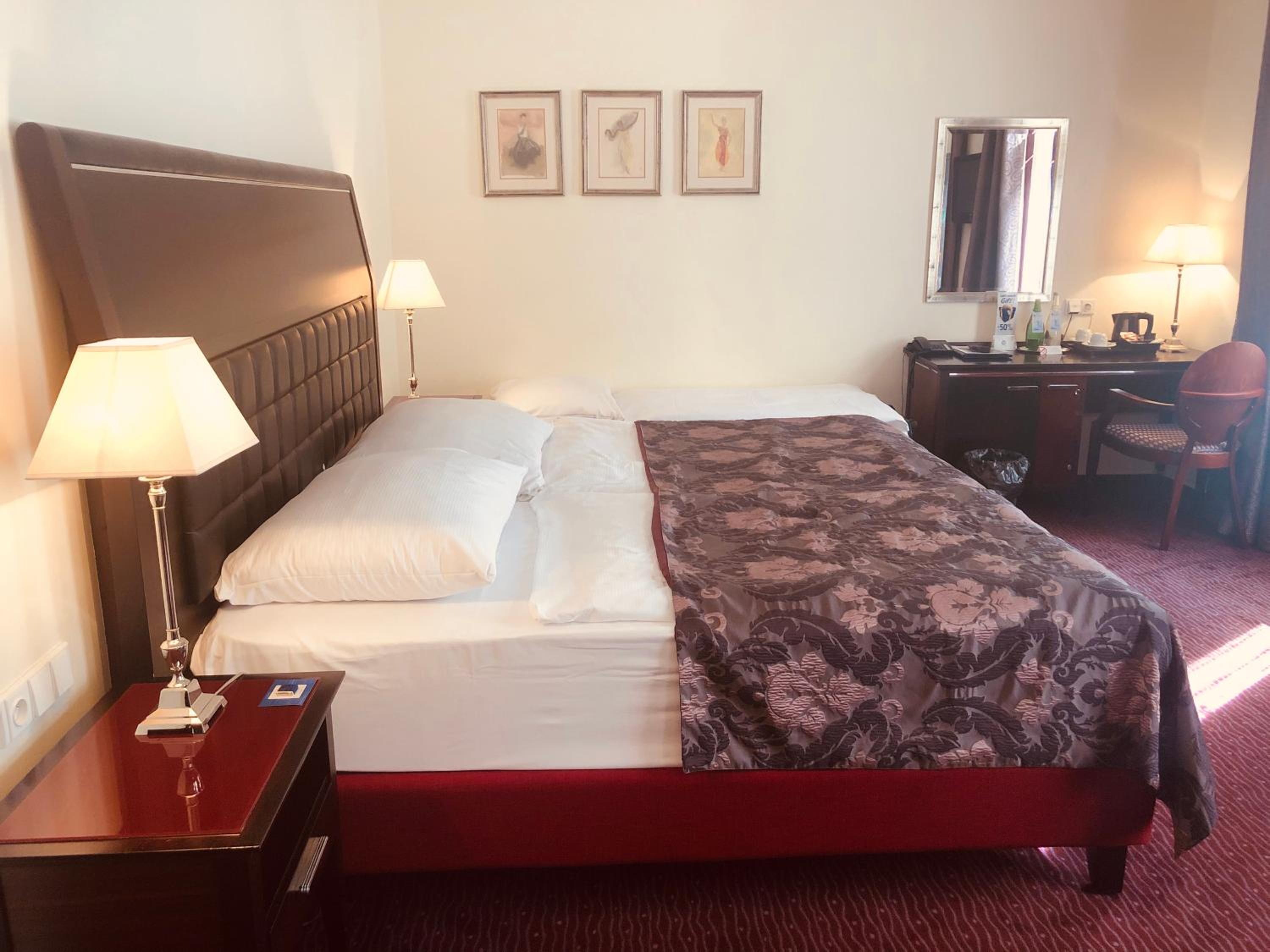 Double Room with Extra Bed thumbnail 6