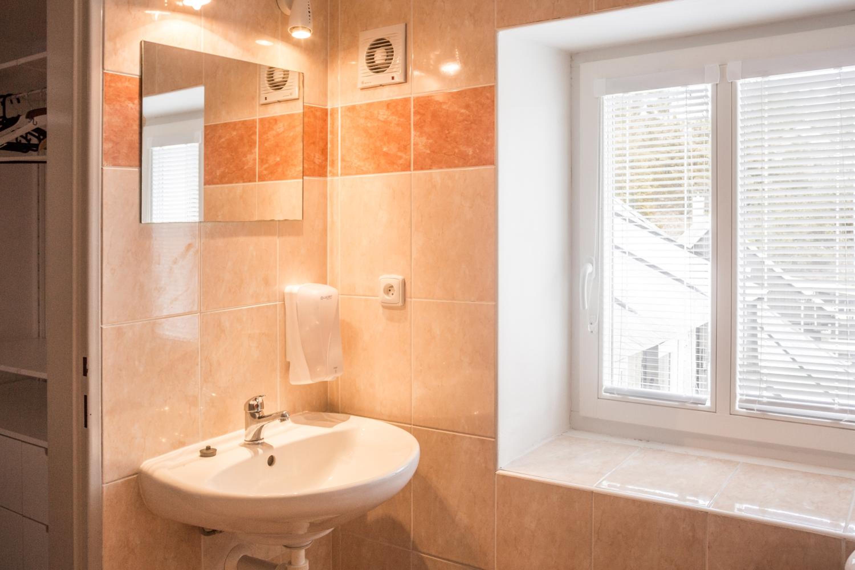 Triple Room - Photo 7