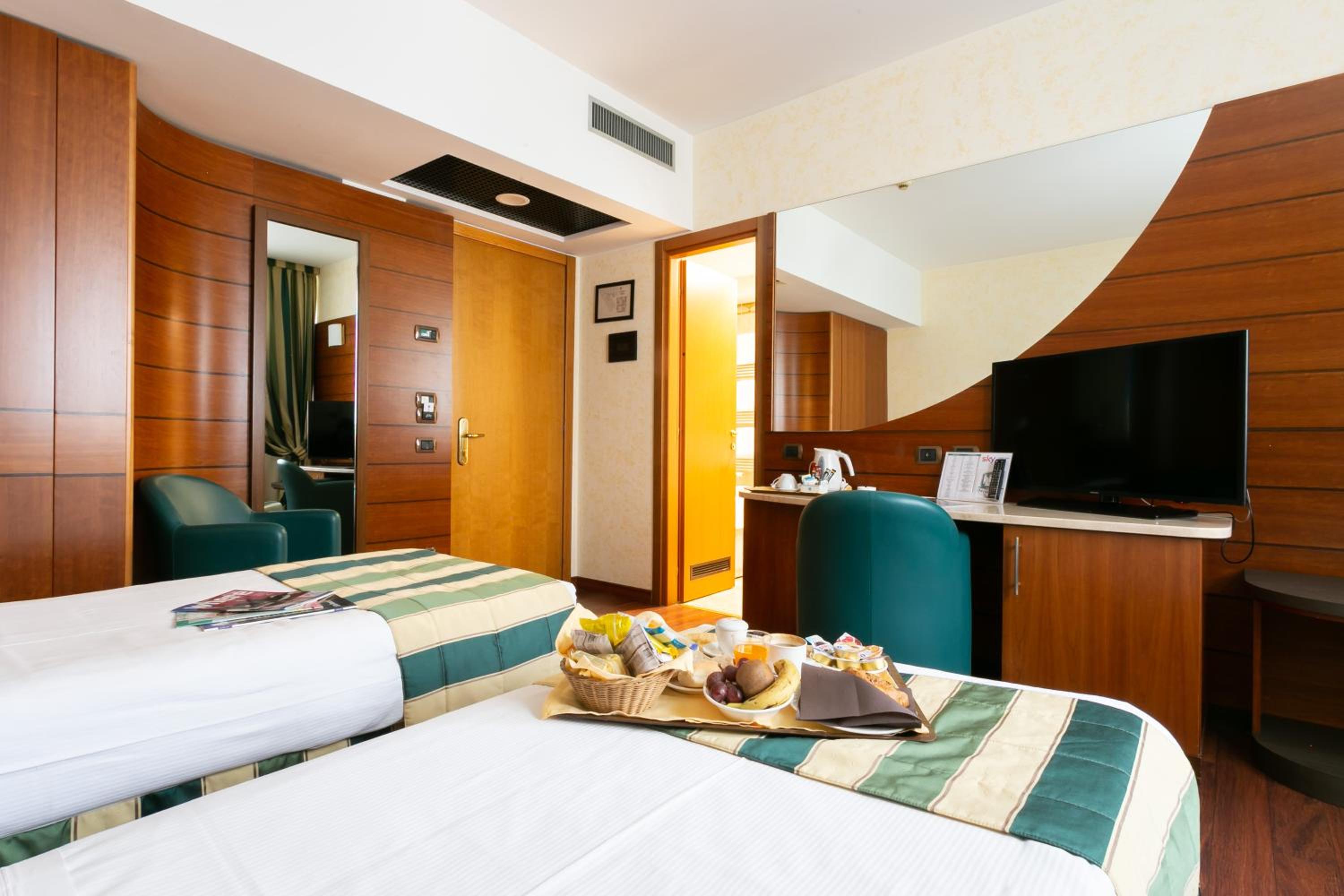 Standard Twin Room thumbnail 5