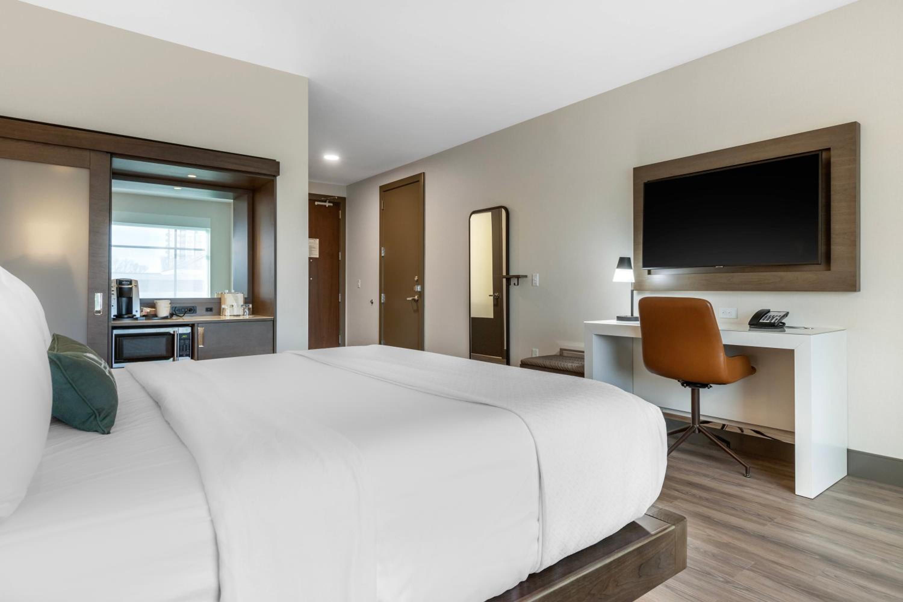 King Room - Non-Smoking - Photo 2