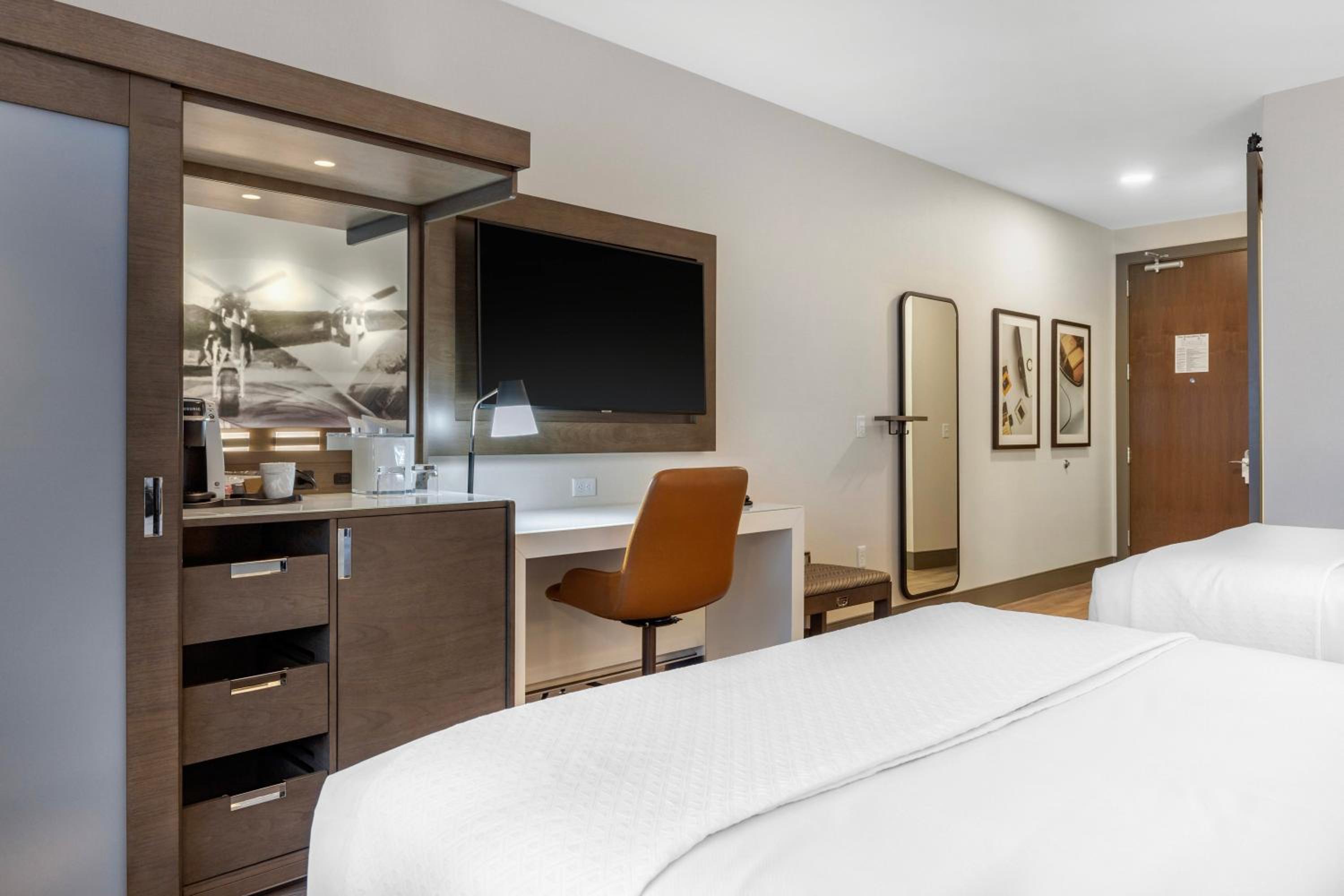 Queen Room with Two Queen Beds - Non-Smoking - Photo 11