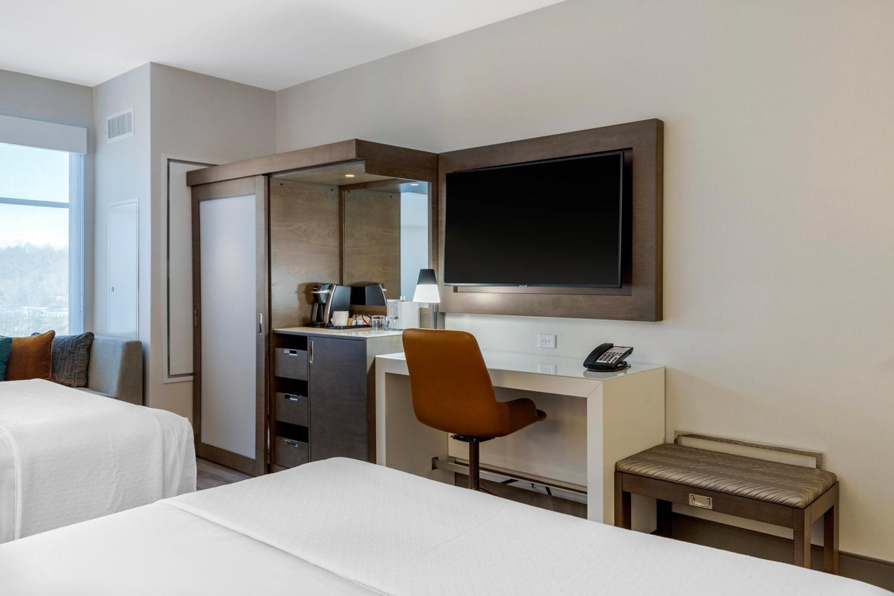 Queen Room with Two Queen Beds - Non-Smoking - Photo 3