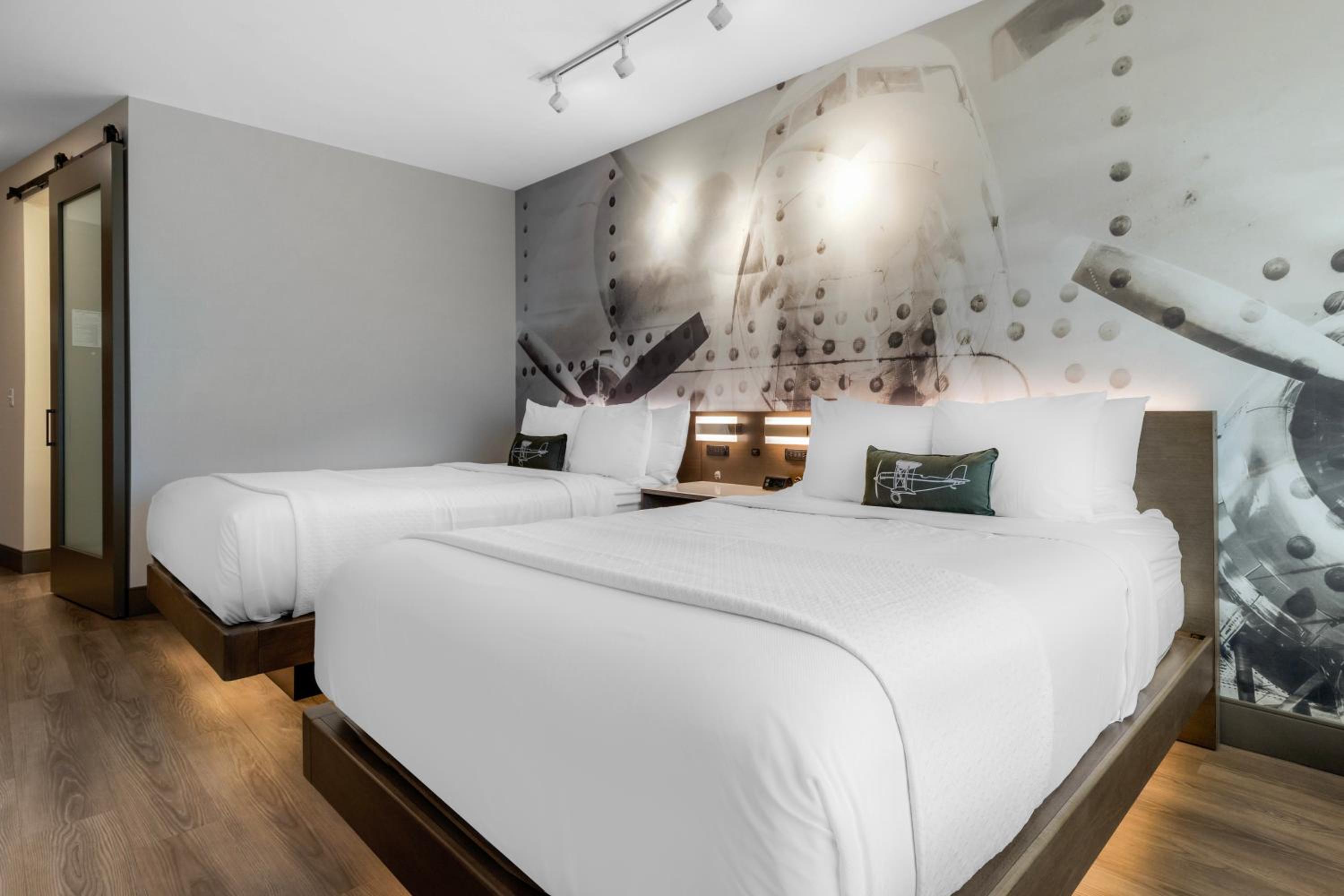 Queen Room with Two Queen Beds - Non-Smoking - Photo 2