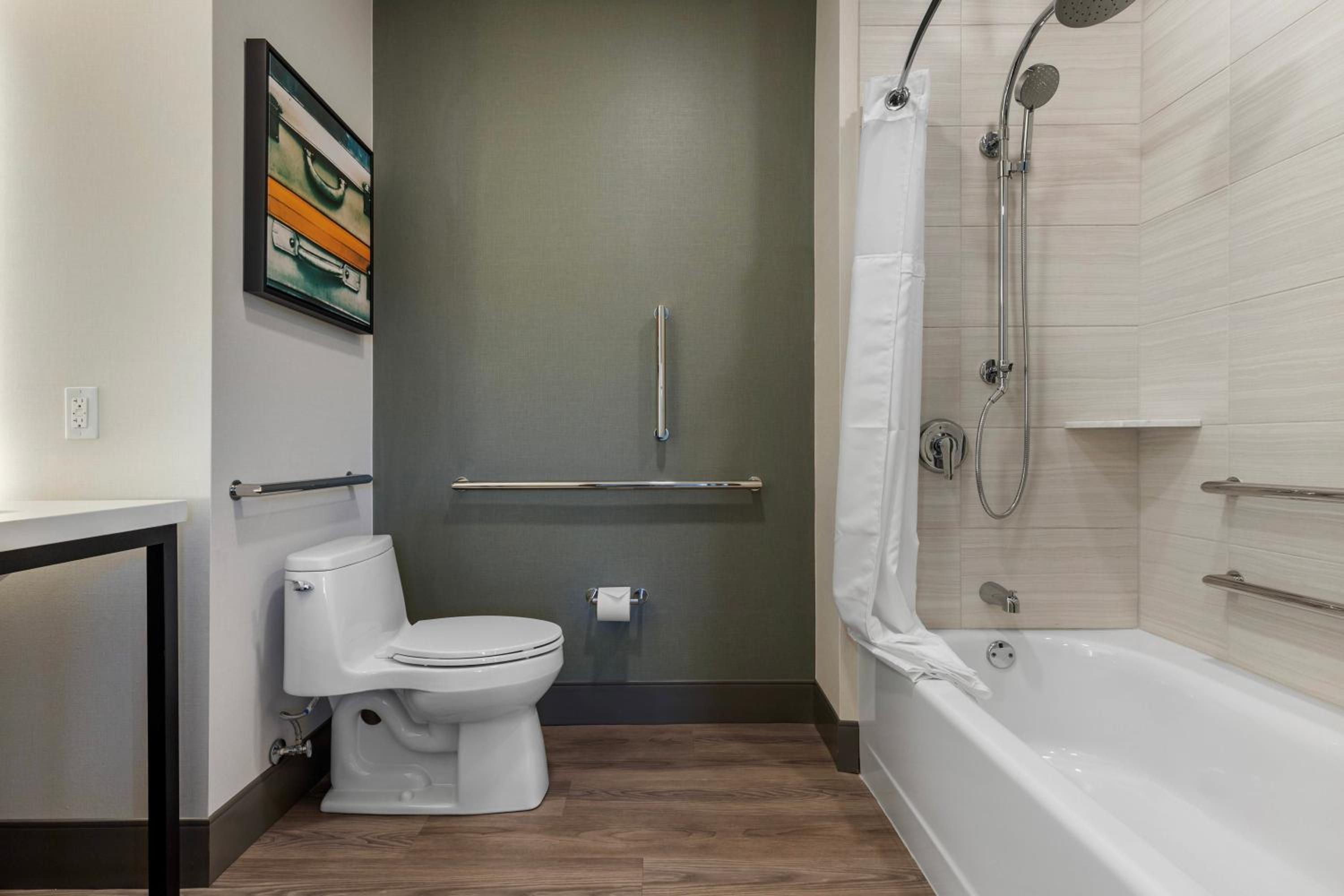King Suite - Accessible/Non-Smoking - Photo 3