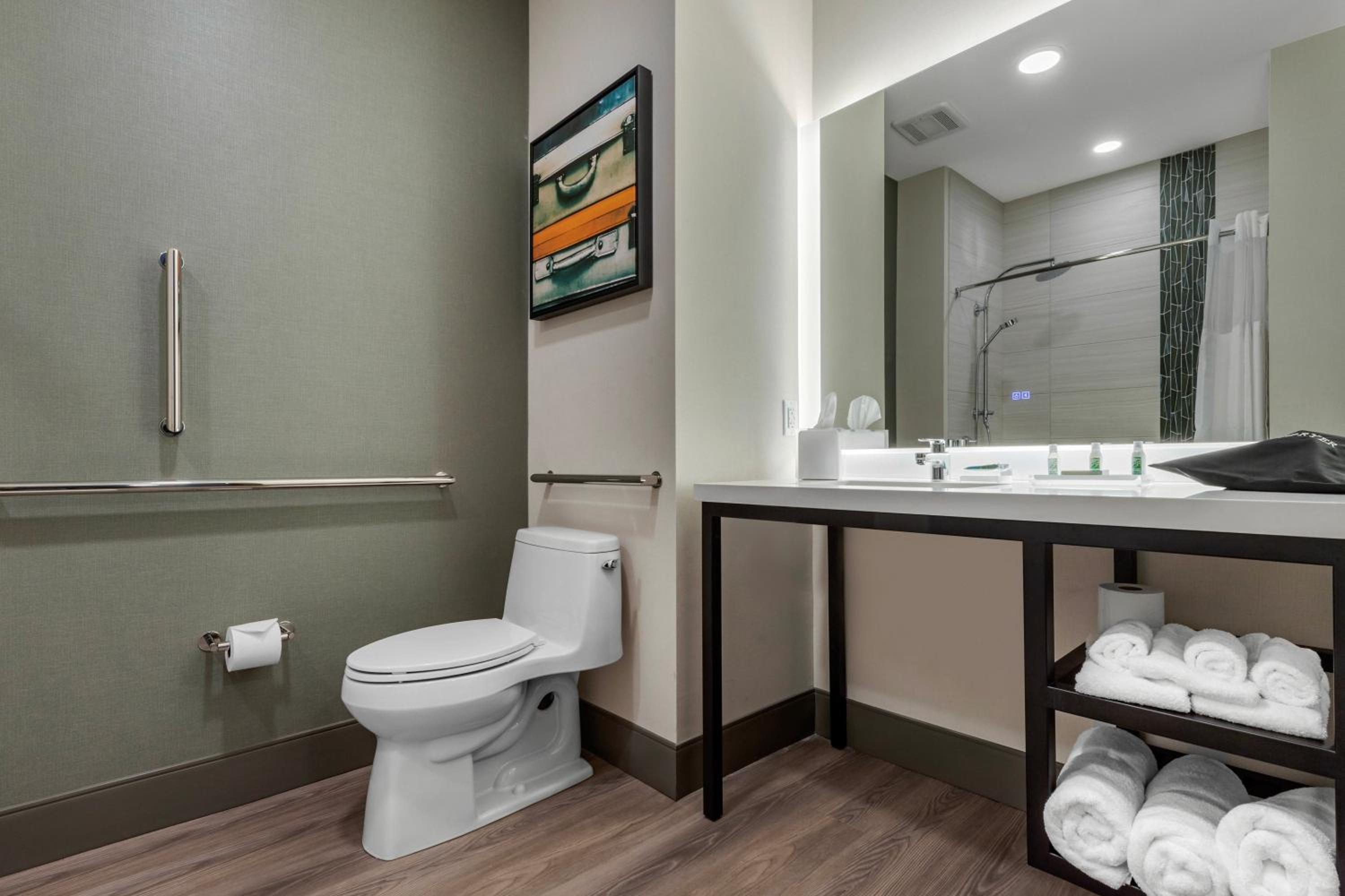 King Suite - Accessible/Non-Smoking - Photo 2