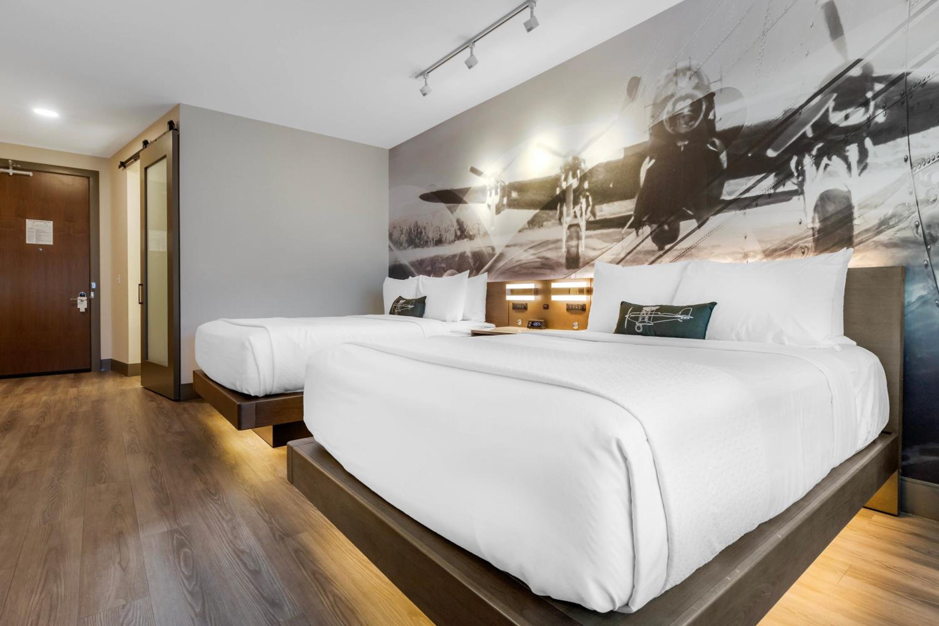 Queen Room with Two Queen Beds - Non-Smoking - Photo 10