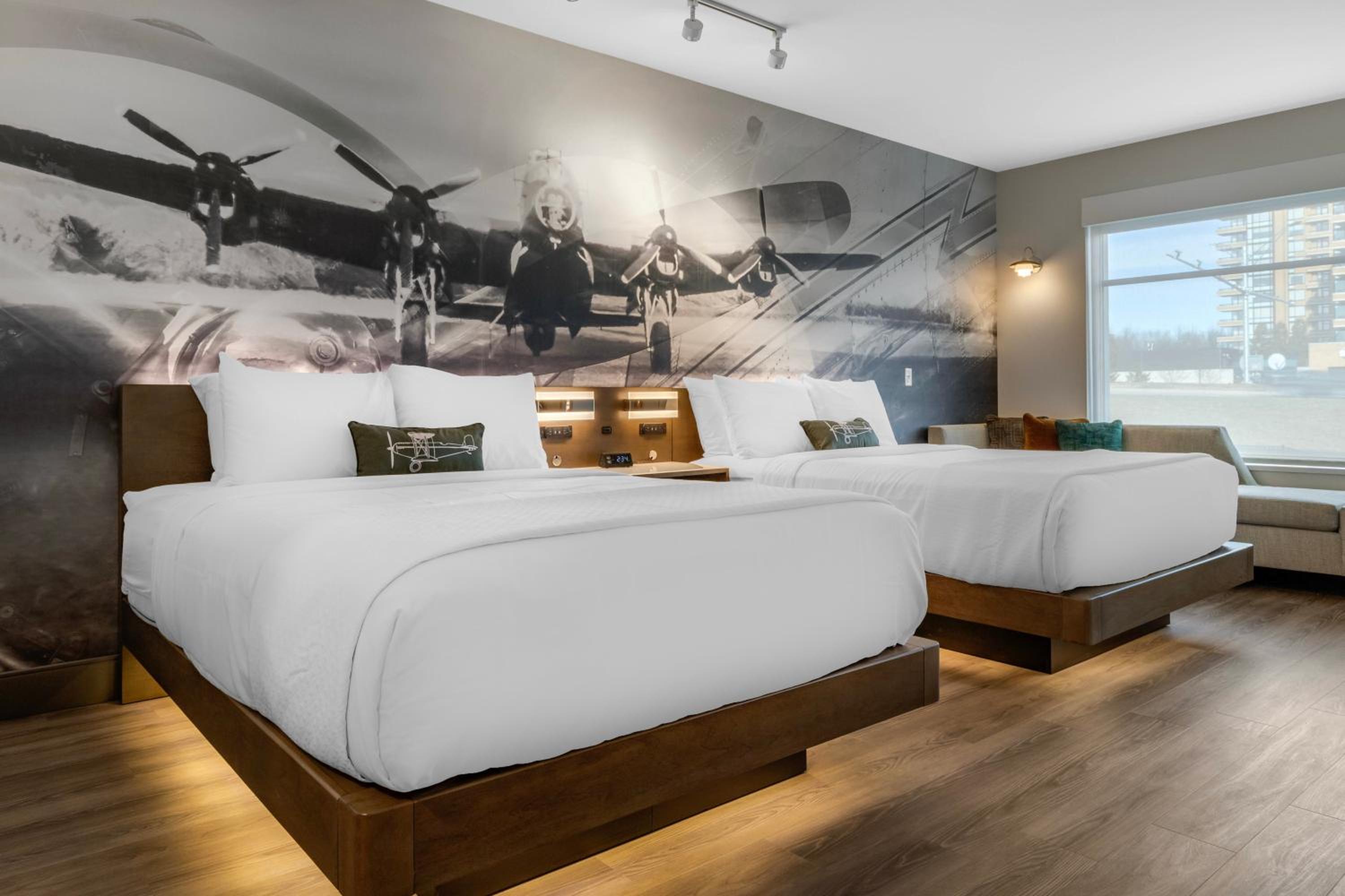 Queen Room with Two Queen Beds - Non-Smoking - Photo 6