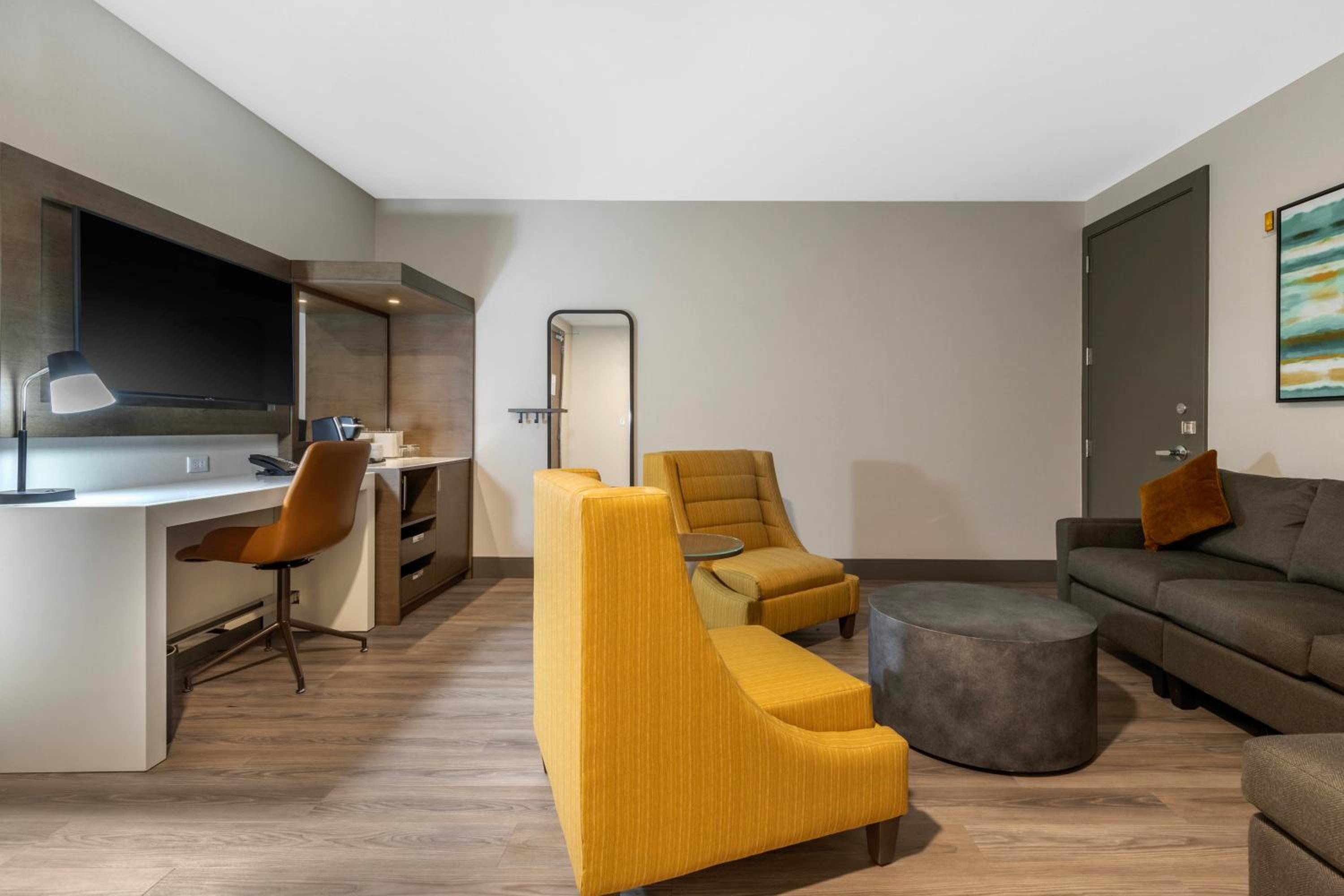 King Suite - Non-Smoking - Photo 9