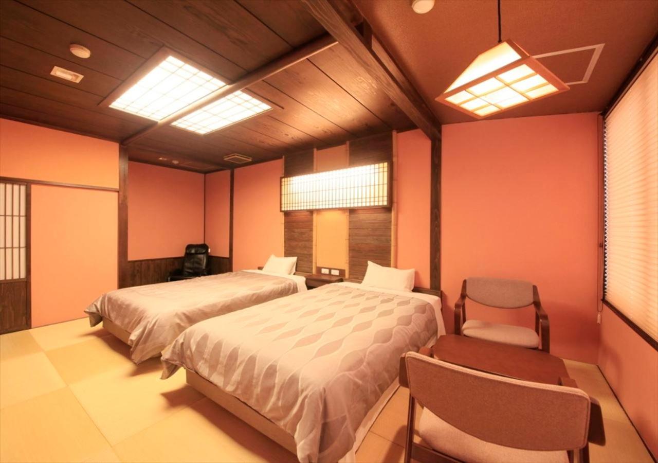 Japanese Modern Twin Room with Private Toilet and Massage Chair - Non-Smoking - Photo 2