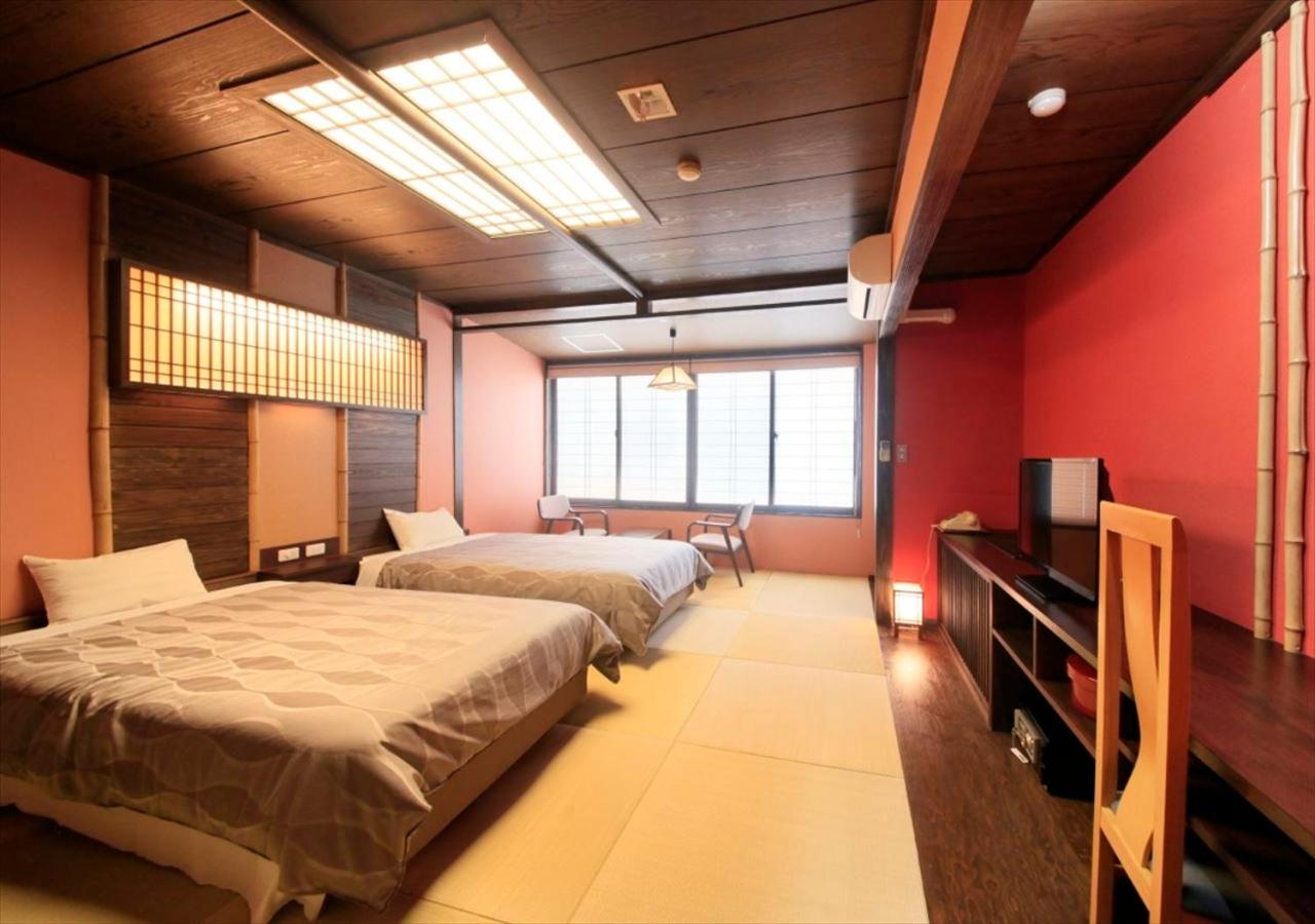 Japanese Modern Twin Room with Private Toilet and Massage Chair - Non-Smoking - Photo 1