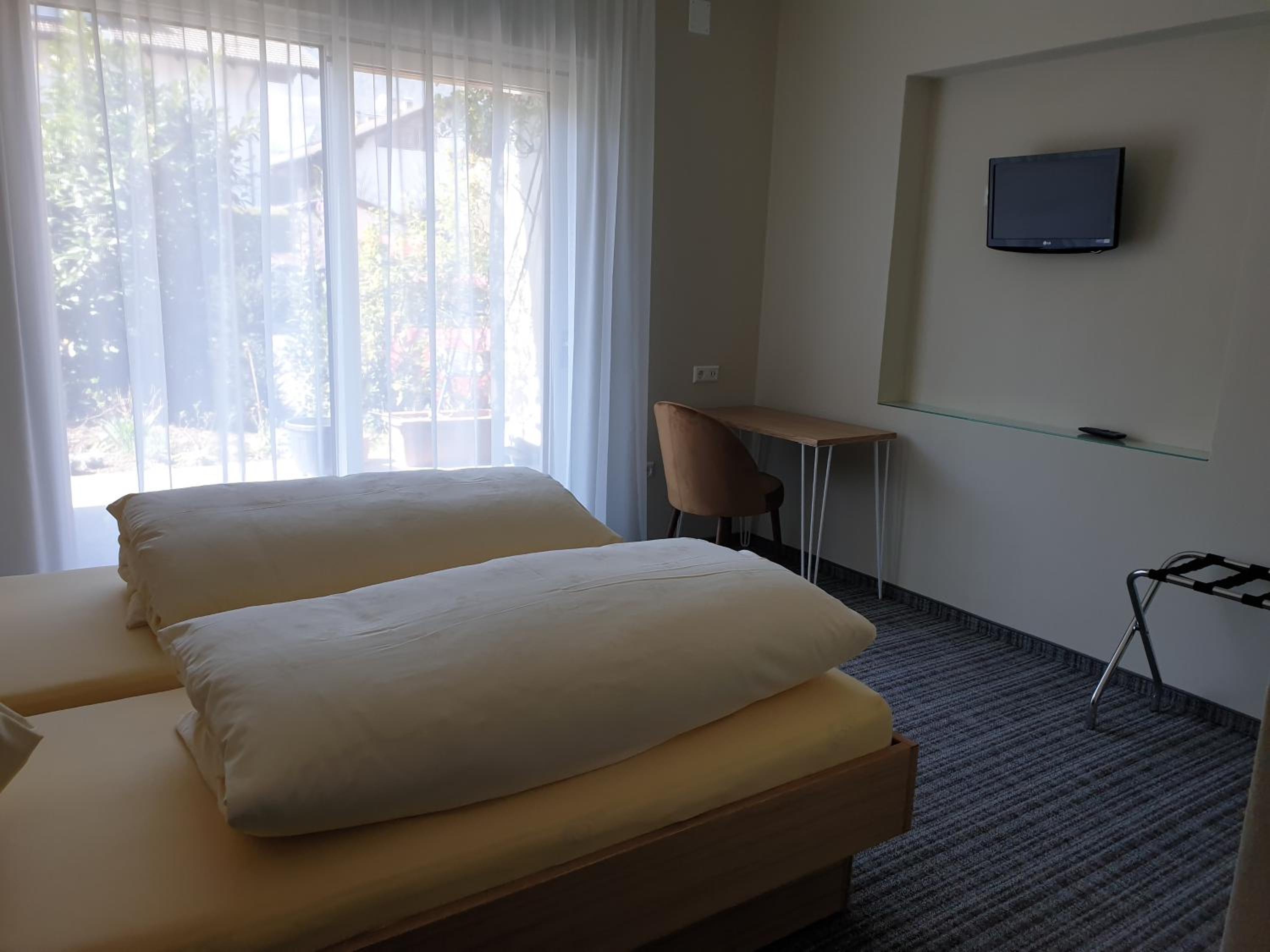 Budget Twin Room - Photo 7