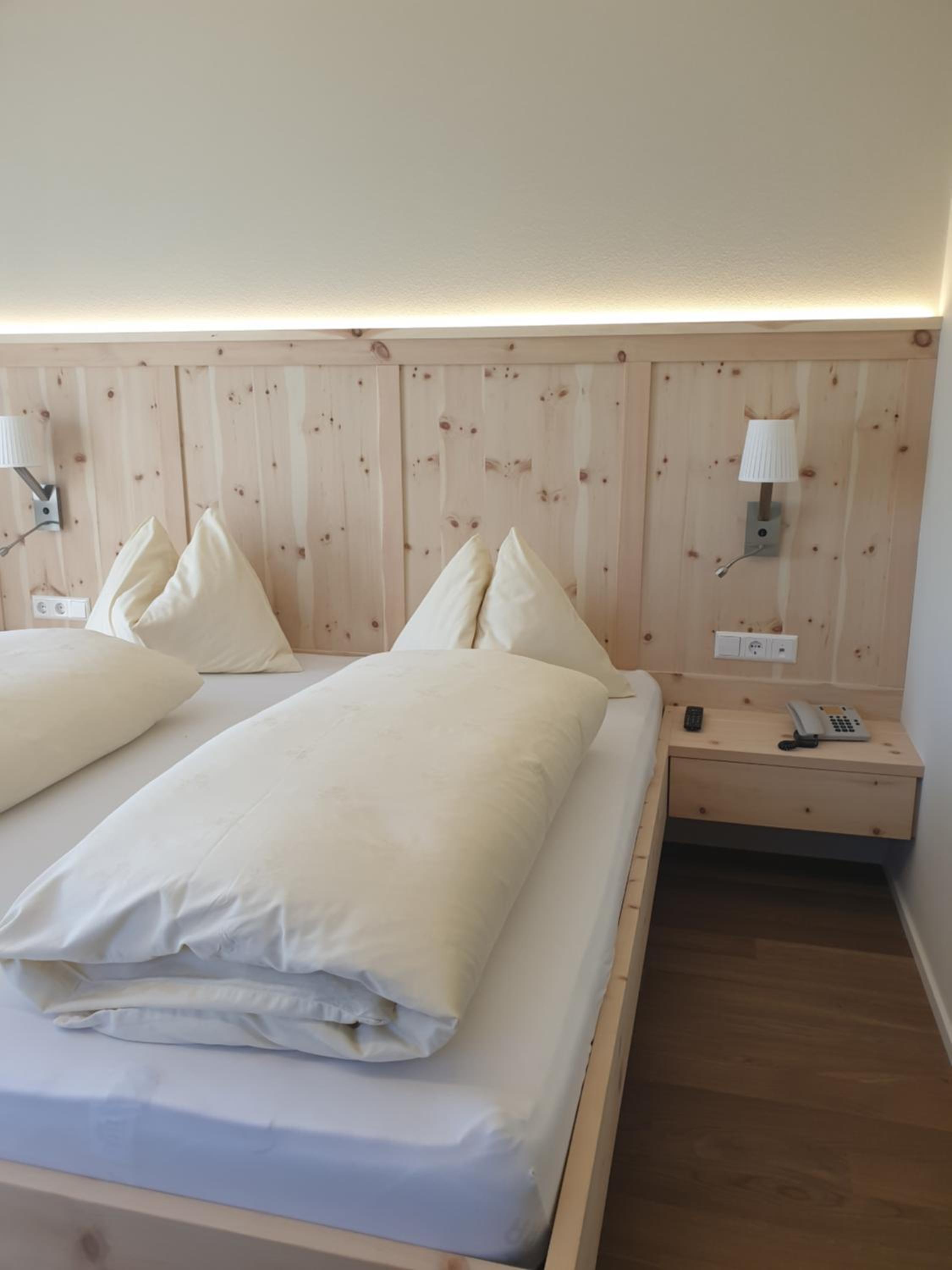 Double Room with Balcony - Photo 10