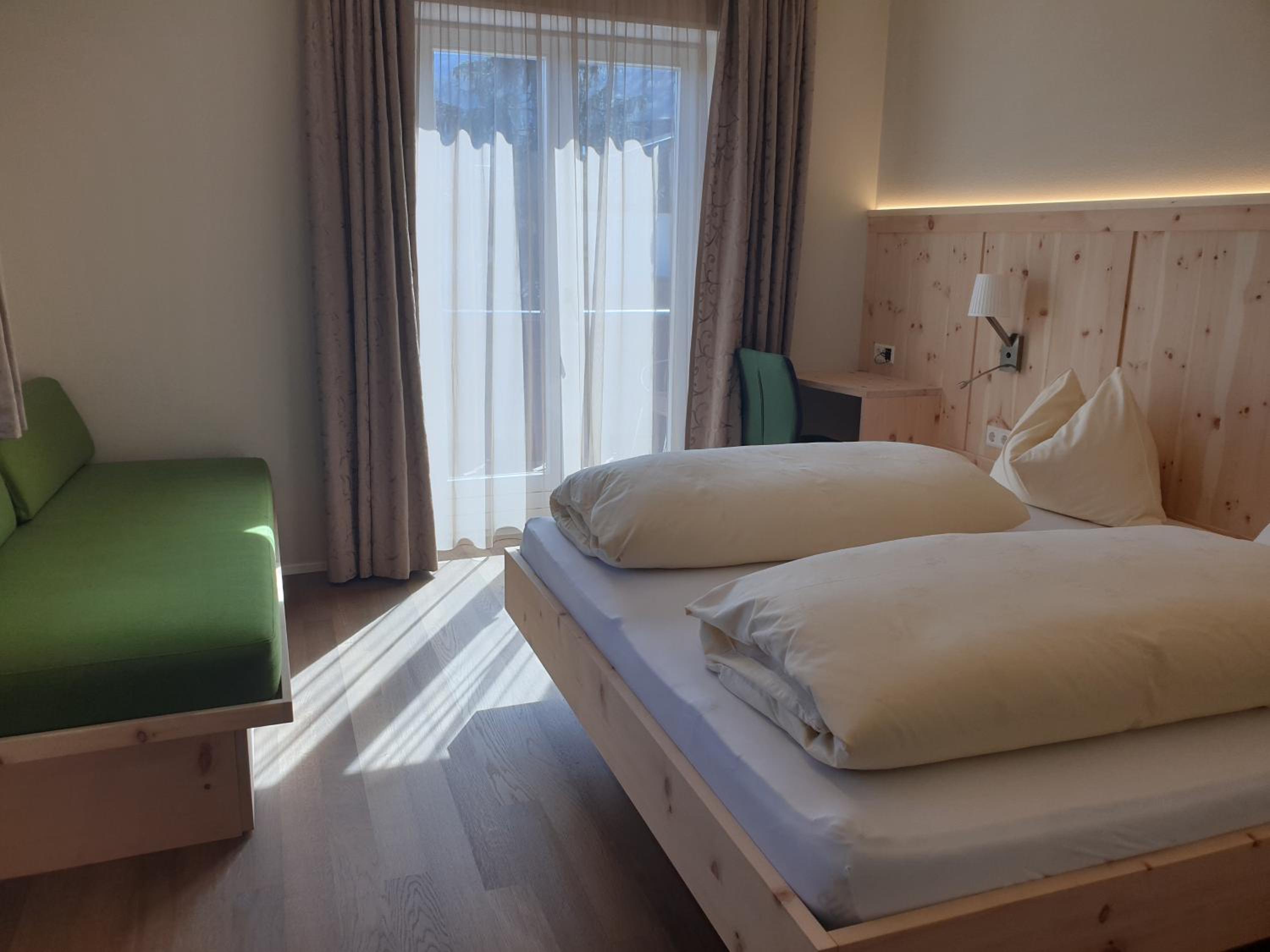 Double Room with Balcony - Photo 9