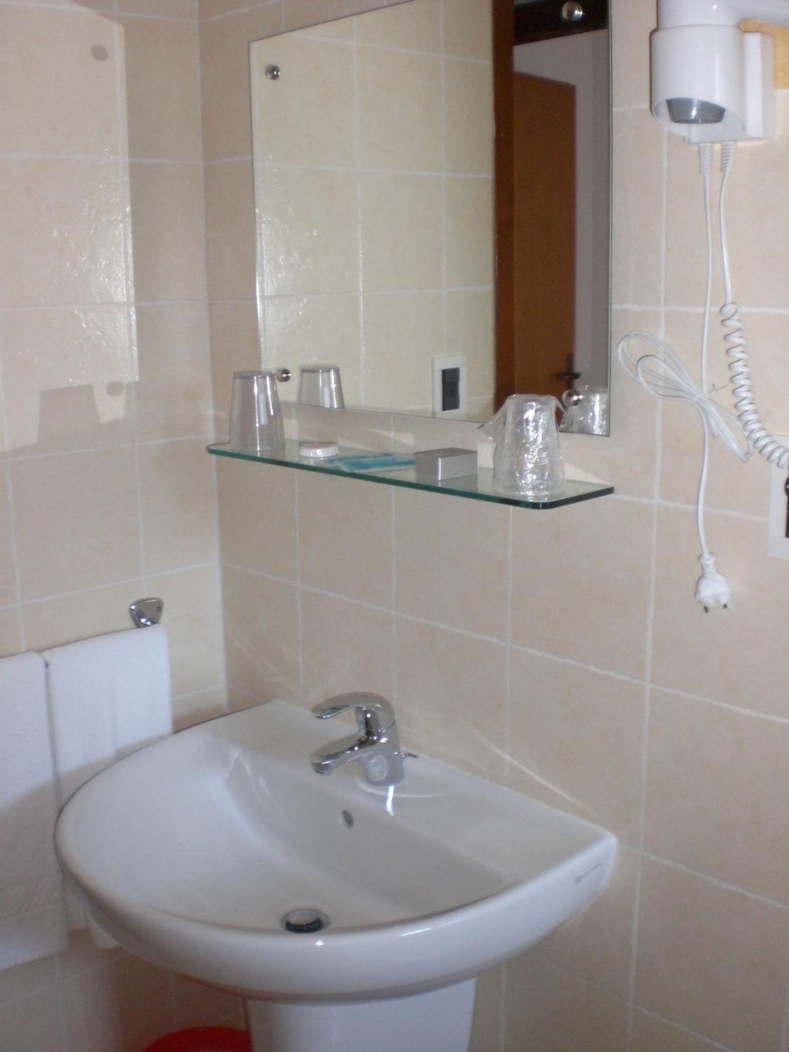 Double or Twin Room - Photo 7