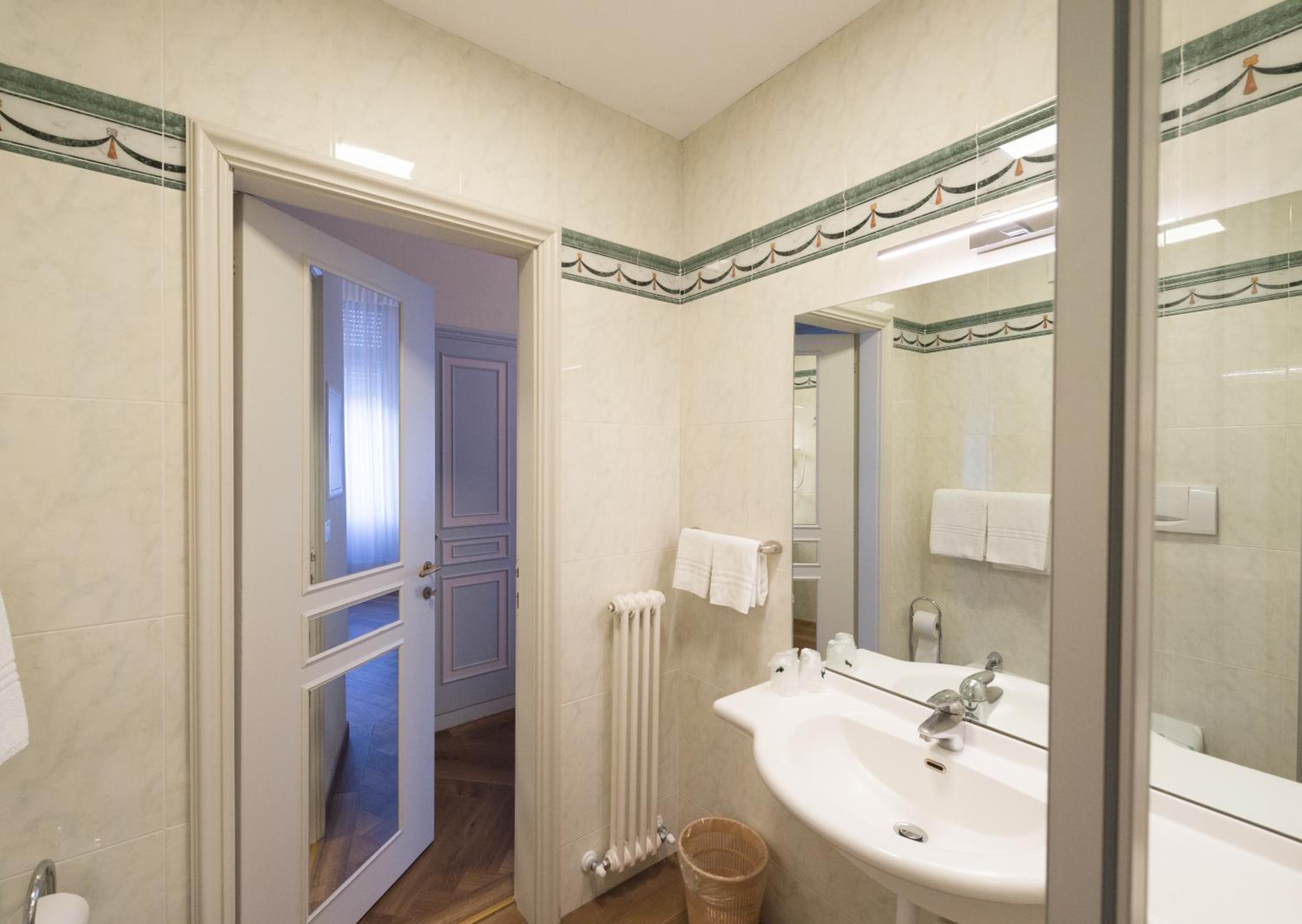 Superior Double or Twin Room - Photo 4
