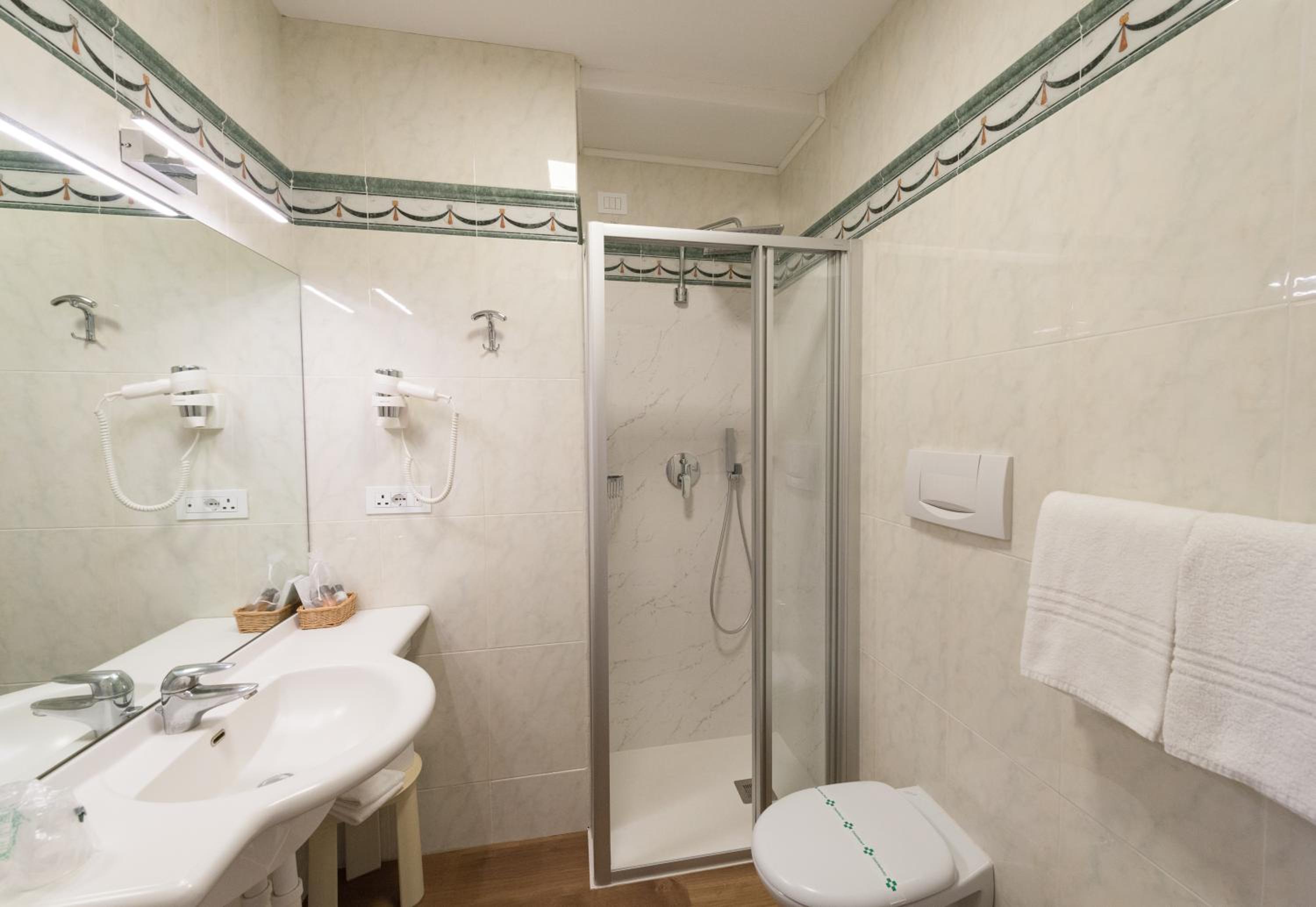 Superior Double or Twin Room - Photo 6