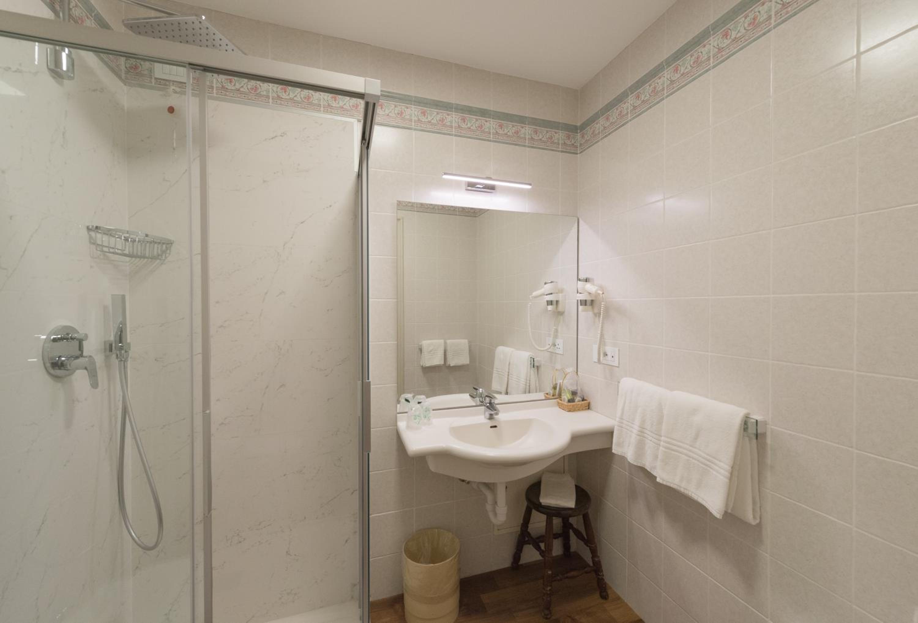 Double or Twin Room - Photo 7