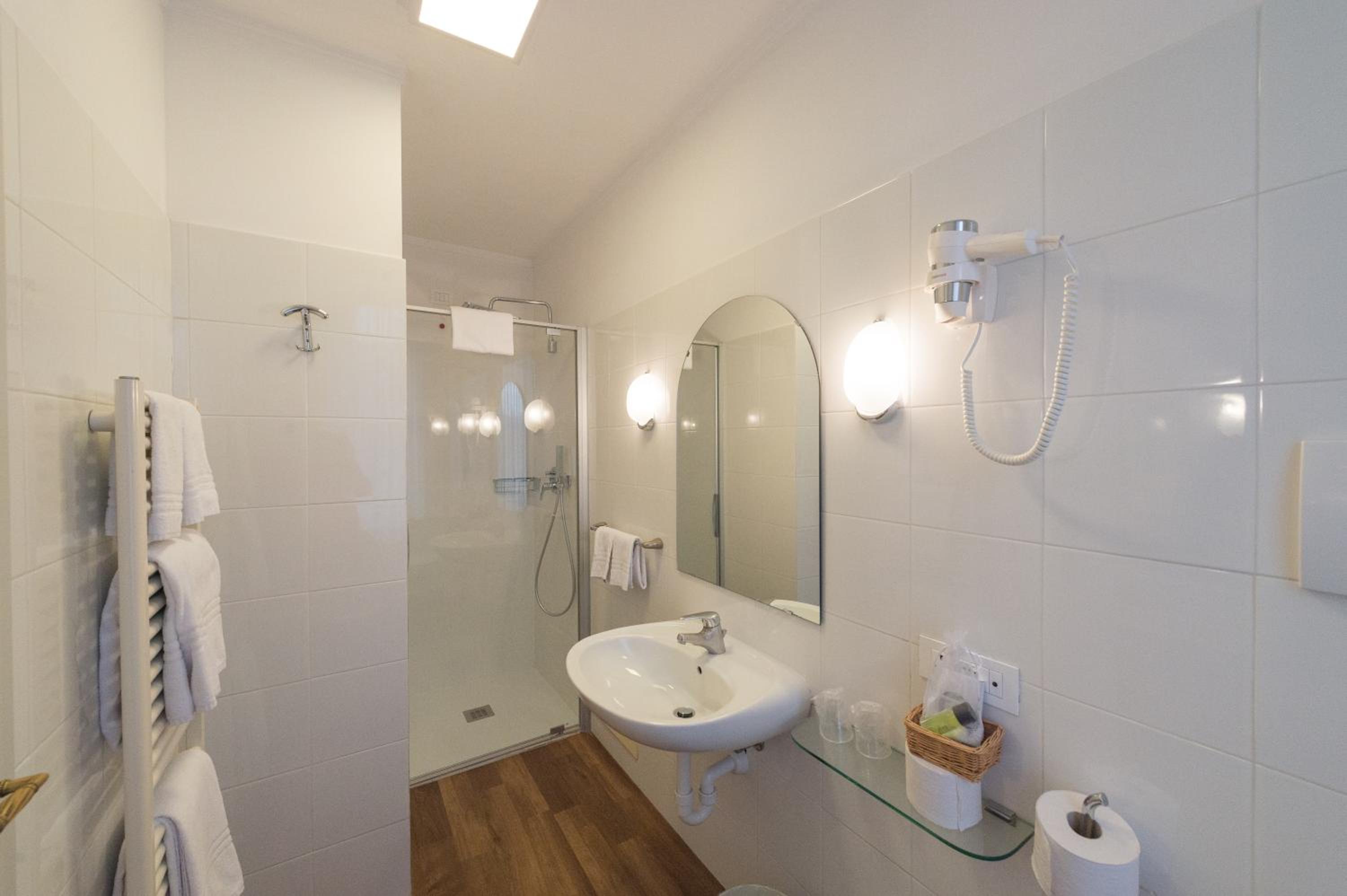 Double or Twin Room - Photo 5