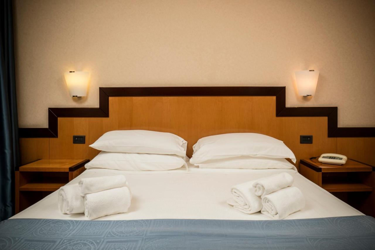Budget Double Room - Photo 8