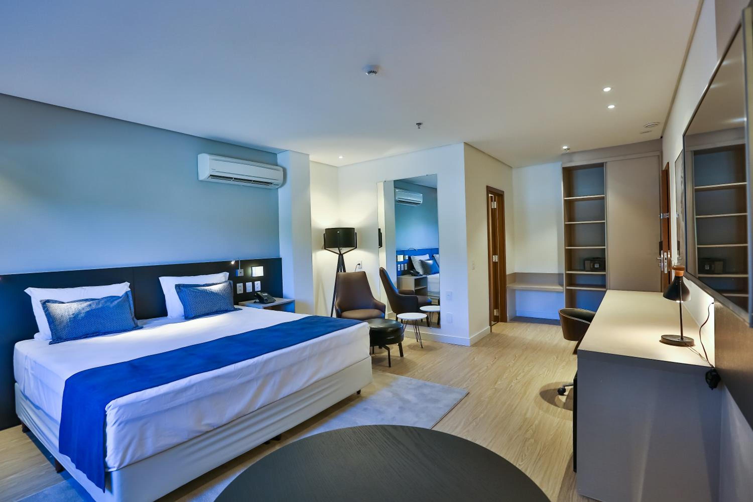 Deluxe King Room photo 2