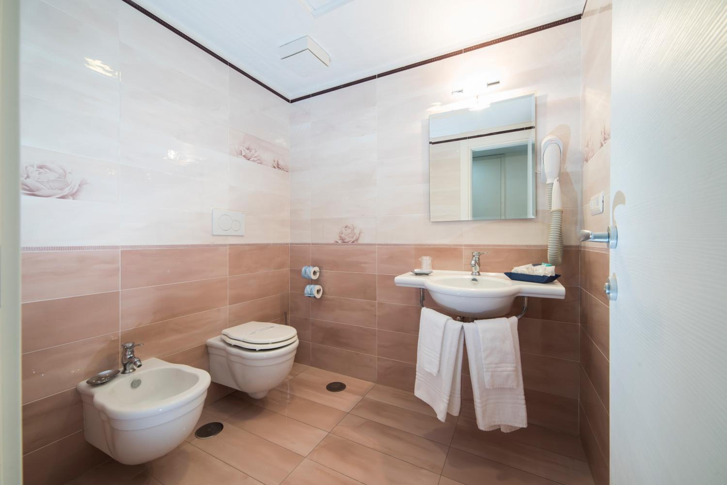 Deluxe Double or Twin Room with Sea View - Photo 4