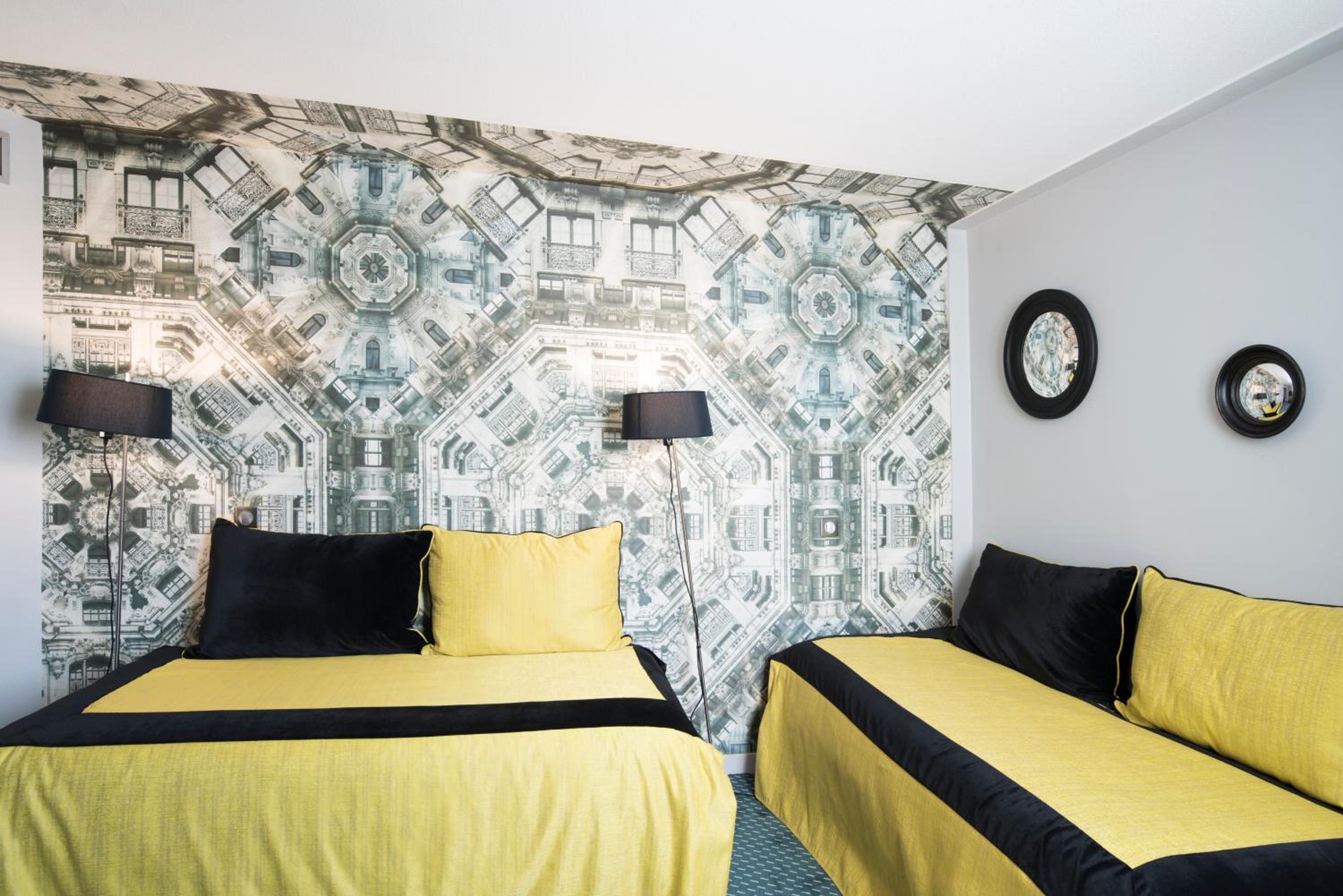 Suite with Double Bed and Two Single Beds - Photo 6