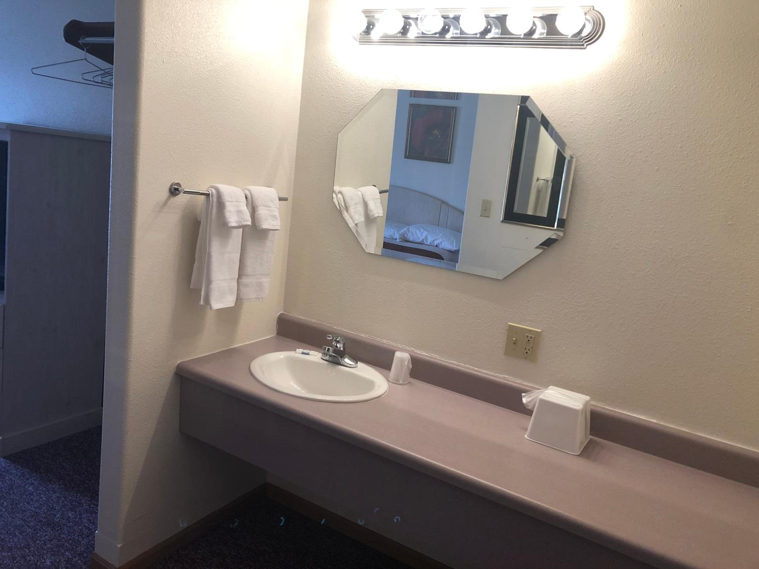 Deluxe King Suite - Photo 3