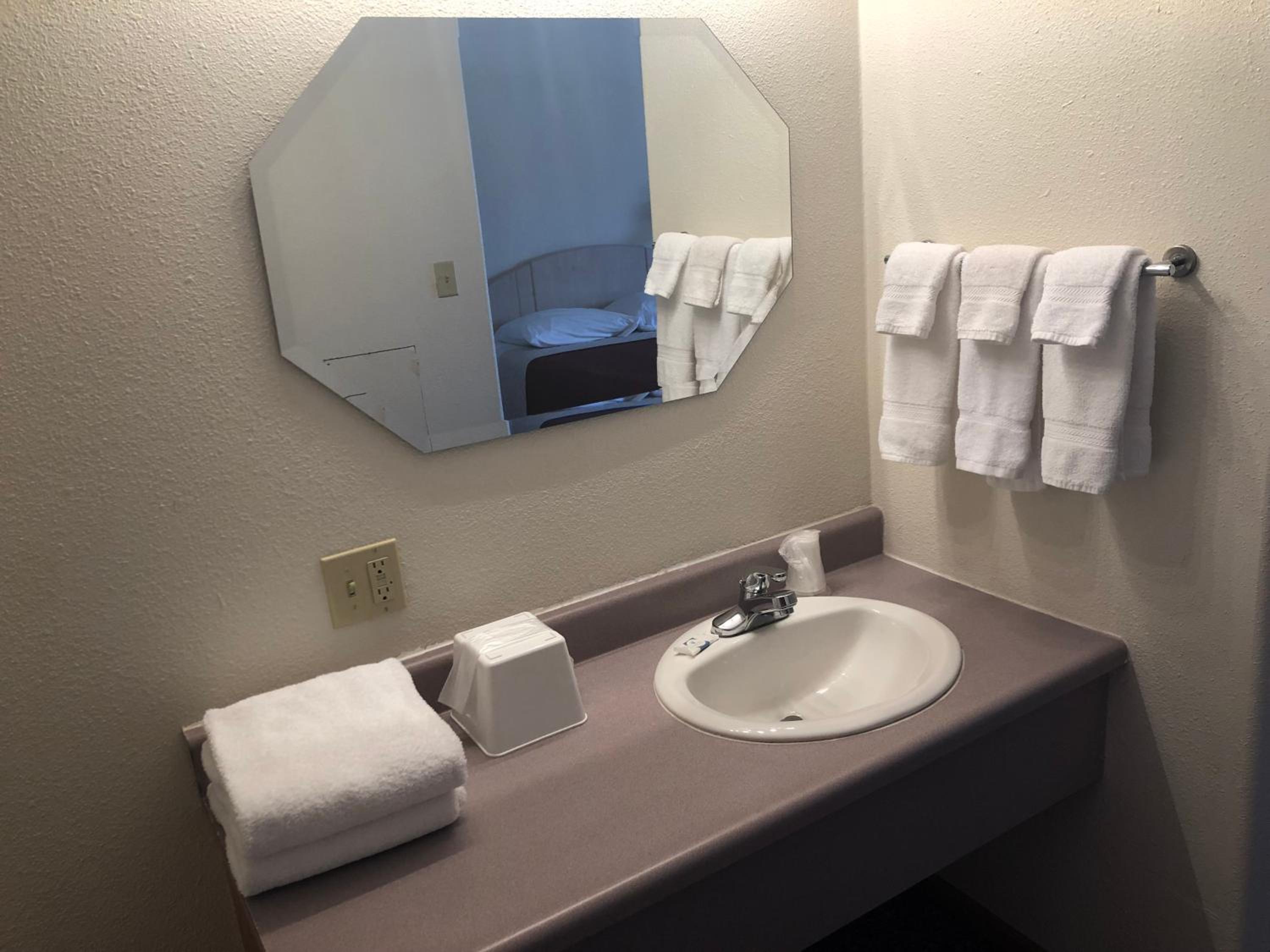 Deluxe Queen Room - Photo 4