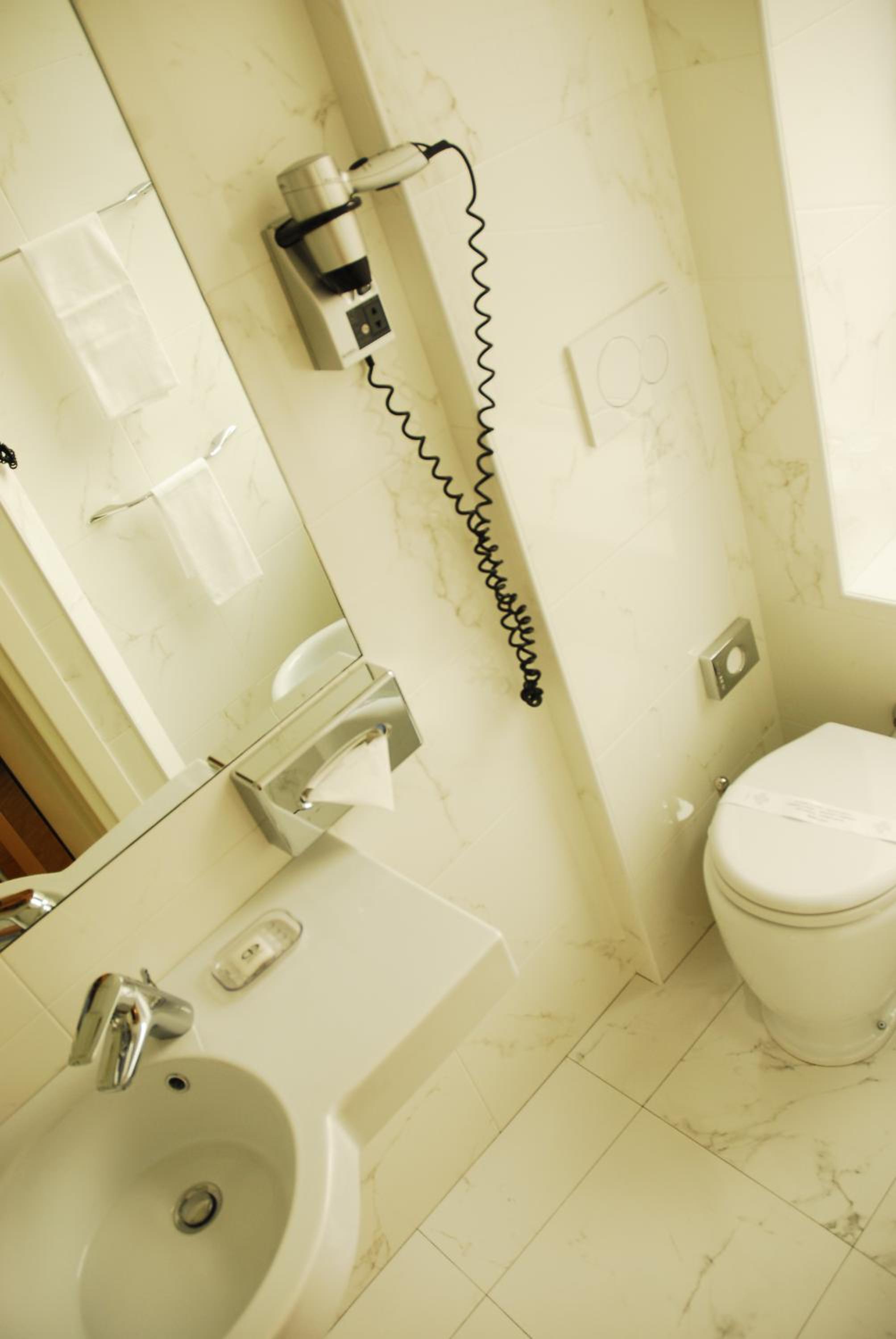Standard Double Room thumbnail 6