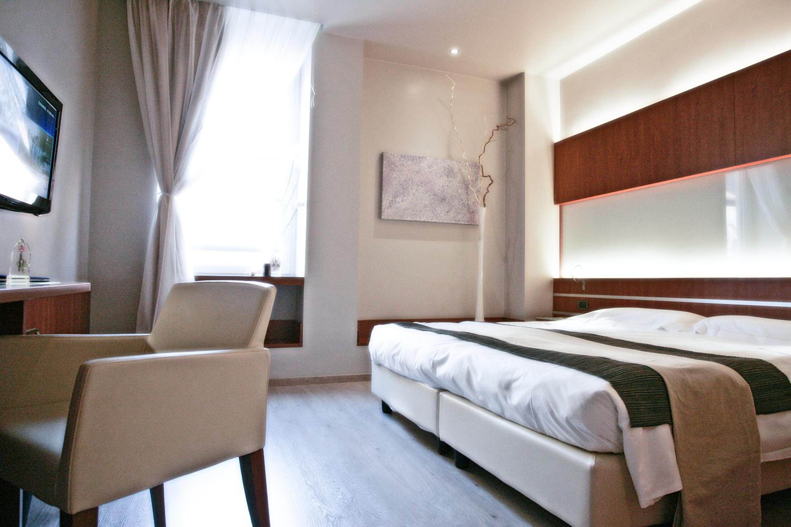 Standard Twin Room thumbnail 5