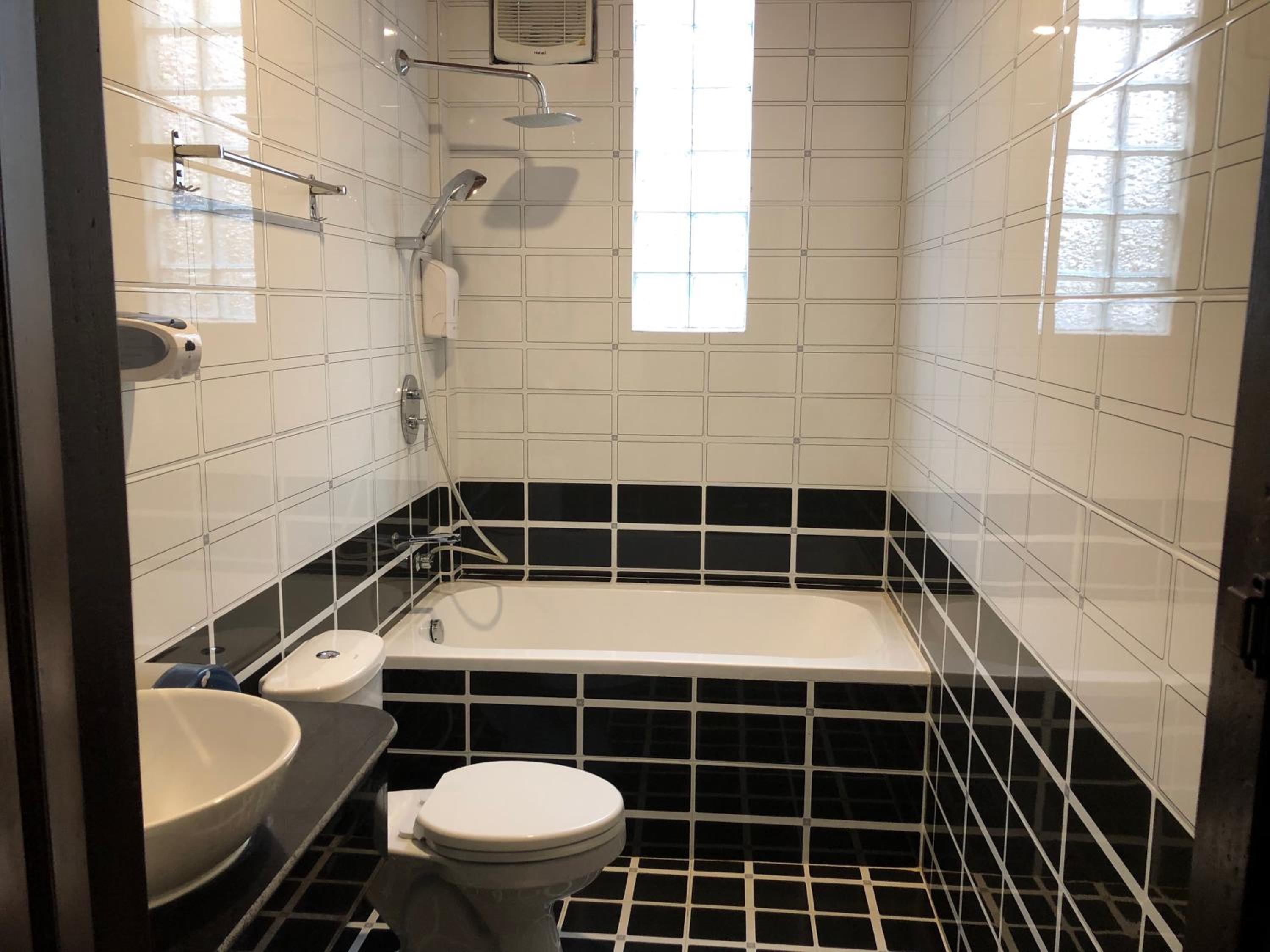 Deluxe Double Room with Bath - Photo 4