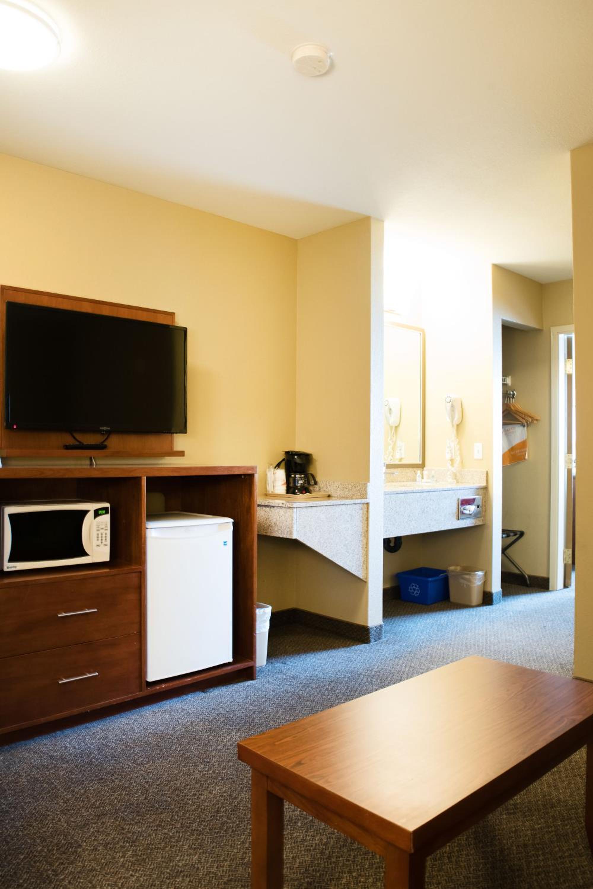 King Suite - Non-Smoking - Photo 2