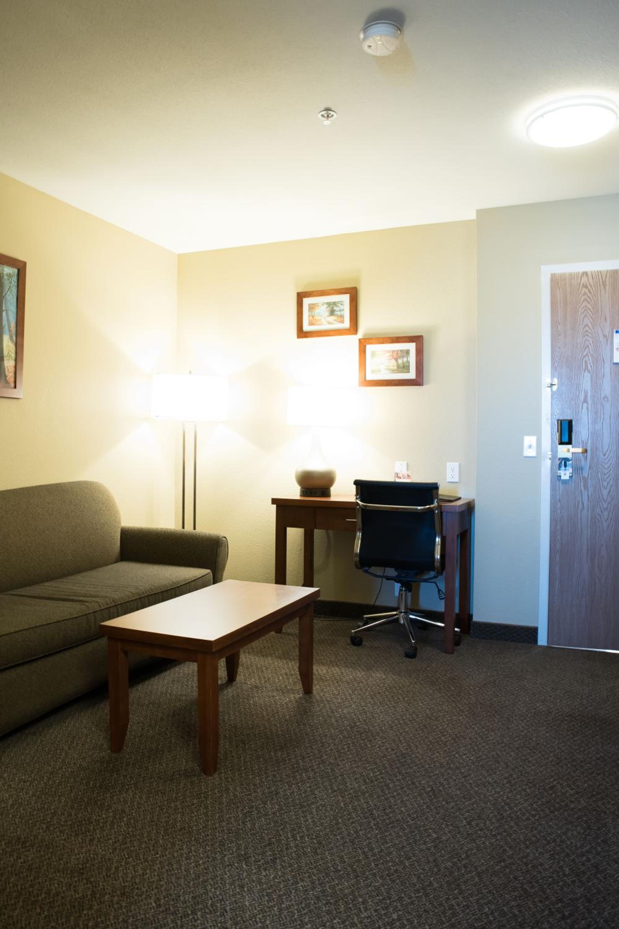 King Suite - Non-Smoking - Photo 3