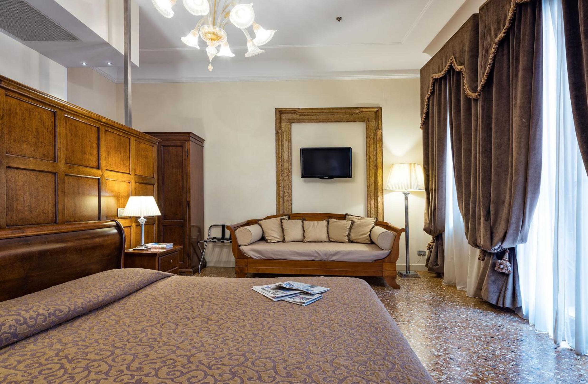 Double Room with Canal View thumbnail 6