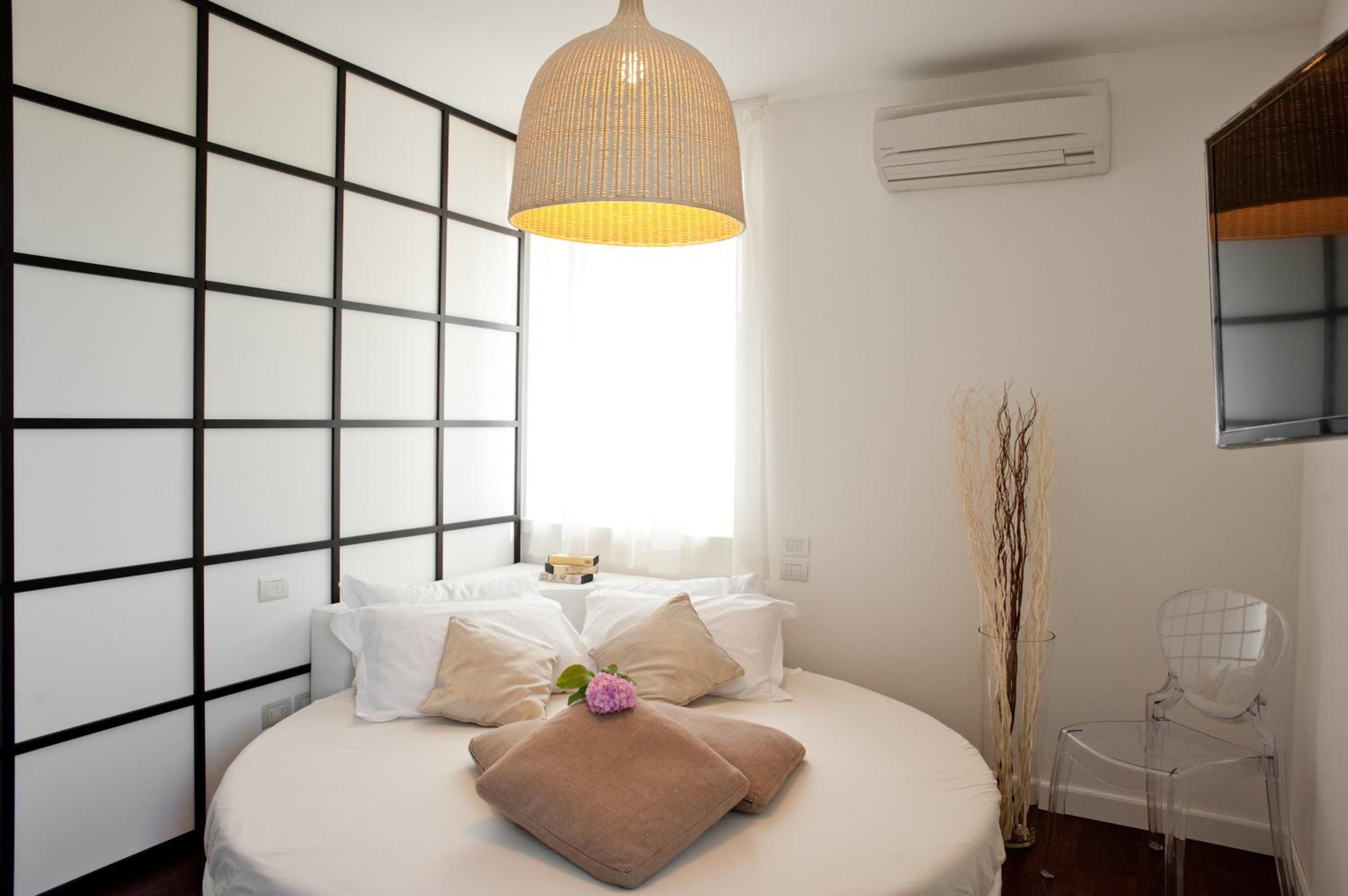 Double Room with Lake View and Round Bed
