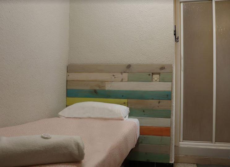Habitación Individual con Baño y Aseo Compartidos
