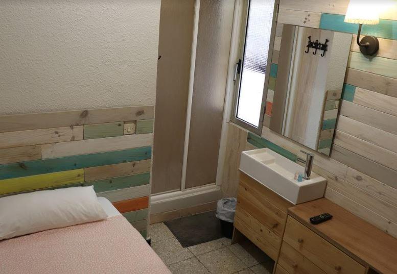 Single Room with Shared Shower and Toilet photo 2