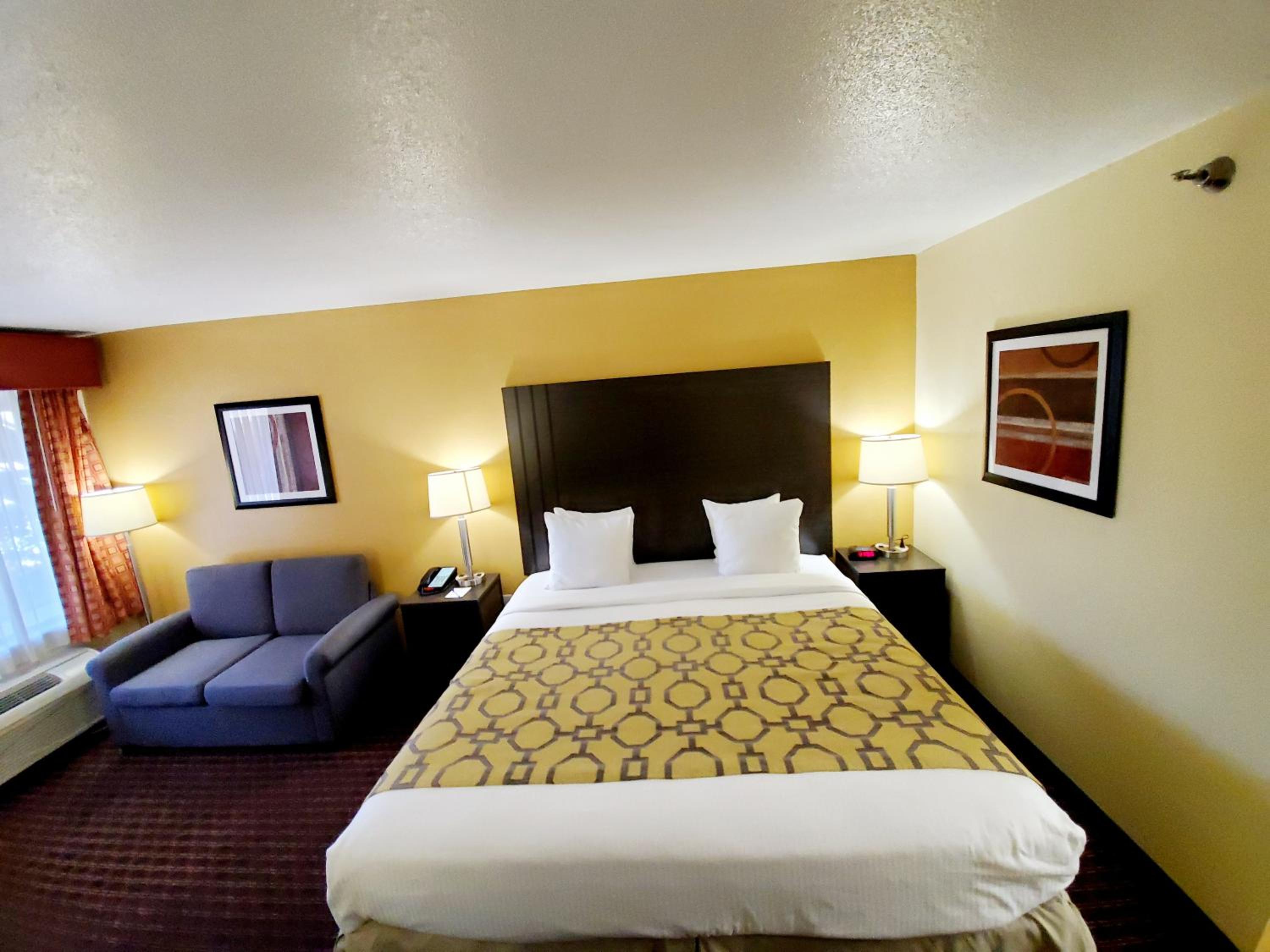 King Room - Non-Smoking - Photo 8